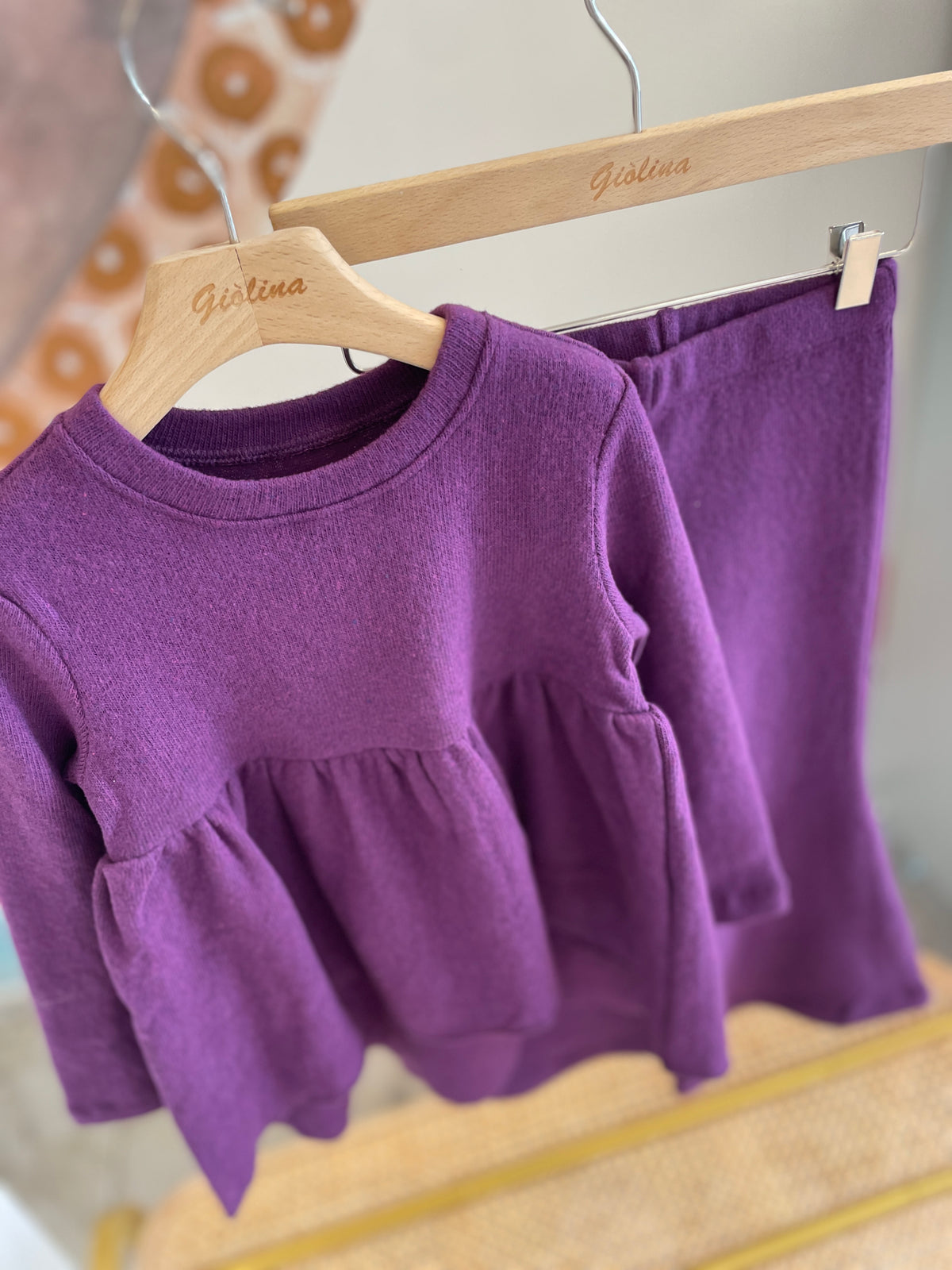 Maglia a frack con pantalone a zampa prugna