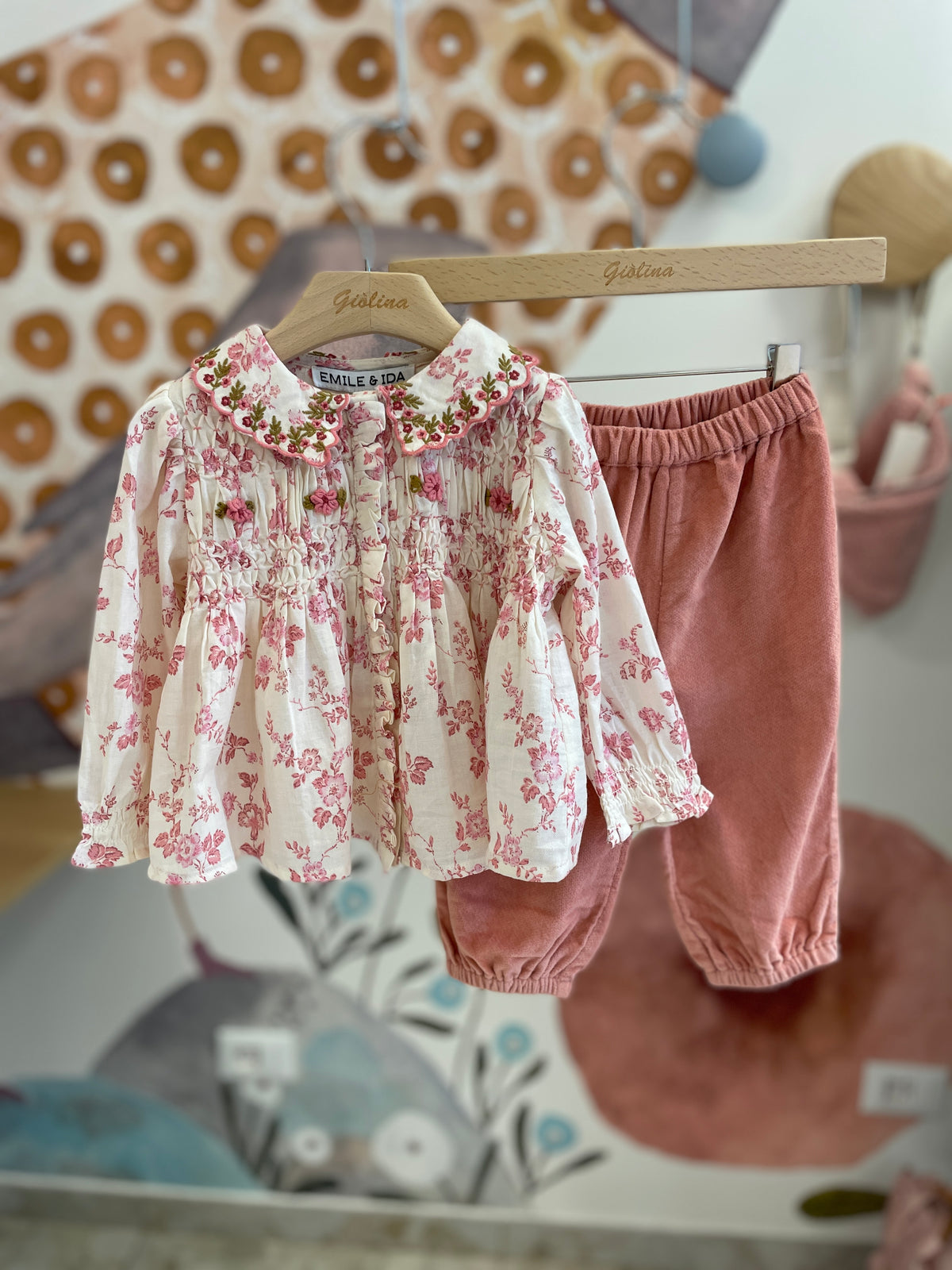 Cardigan con blusa ricamata e pantalone rosa baby