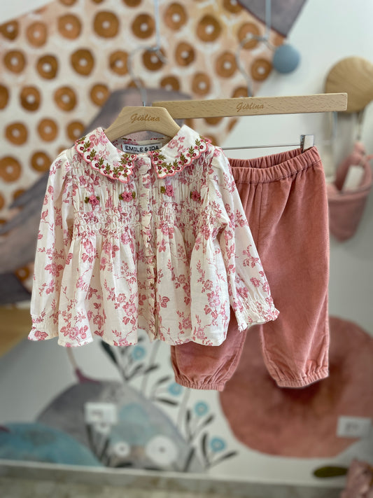 Cardigan con blusa ricamata e pantalone rosa baby