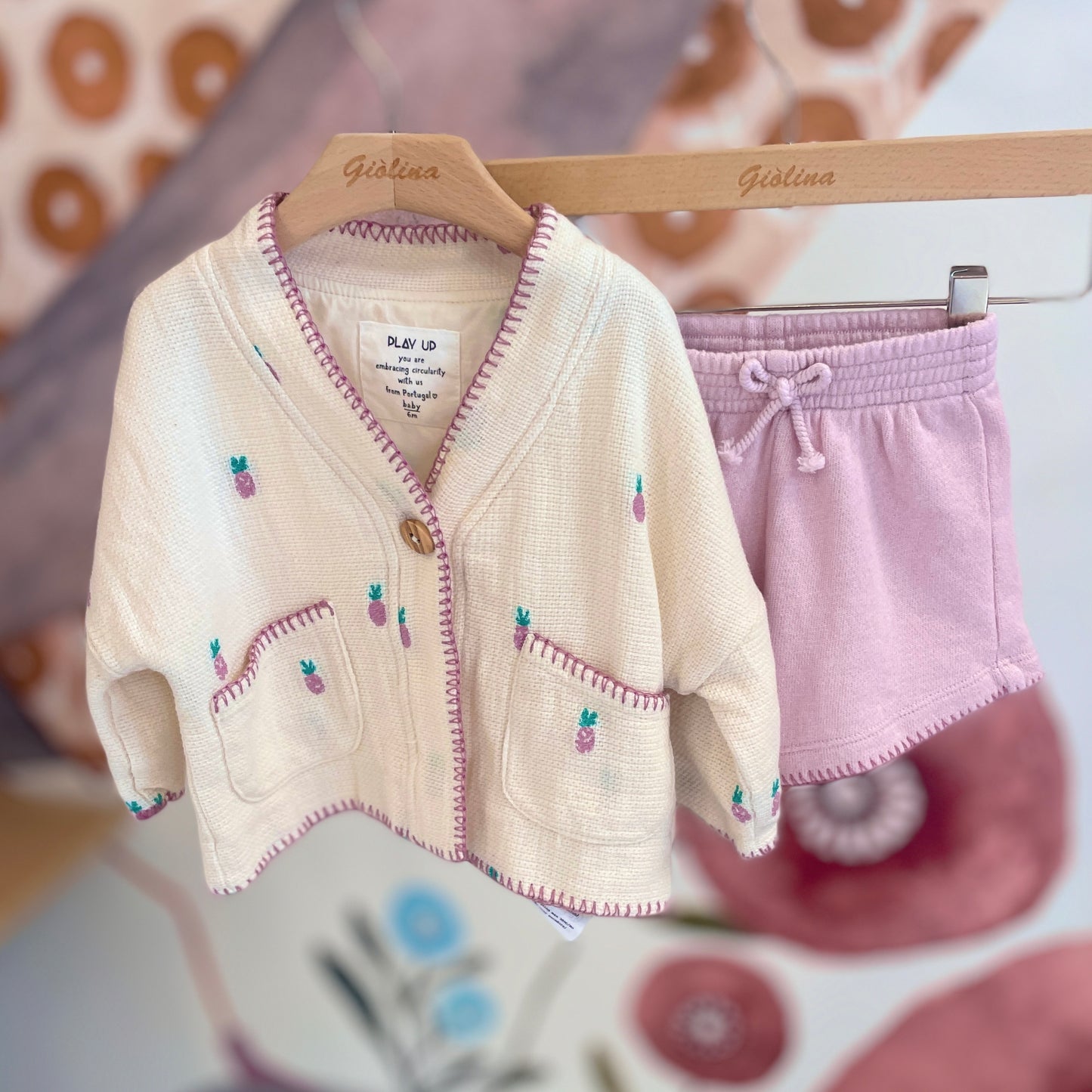 Blusa ananas con shorts in spugna lilla e giacca kimono