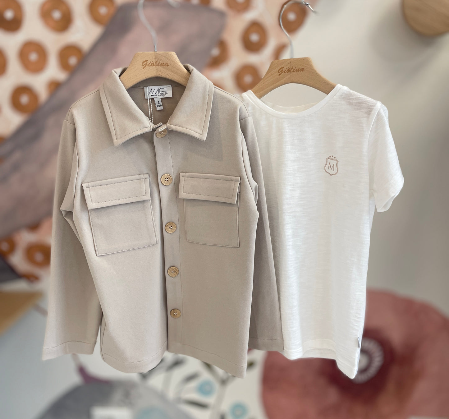 T-shirt logata con giacca a camicia e pantalone beige punto Milano
