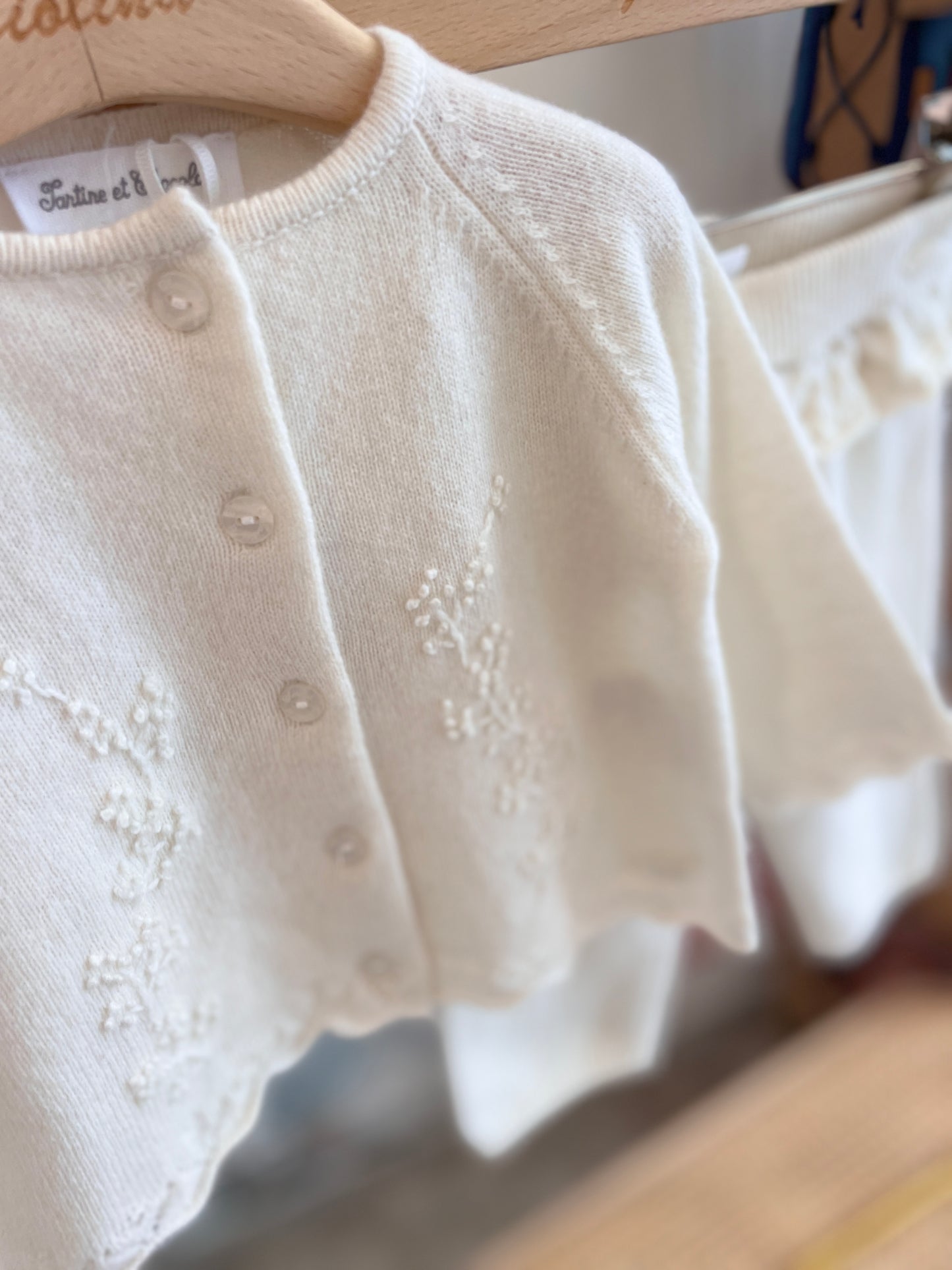 Completo latte cardigan e ghetta rouches