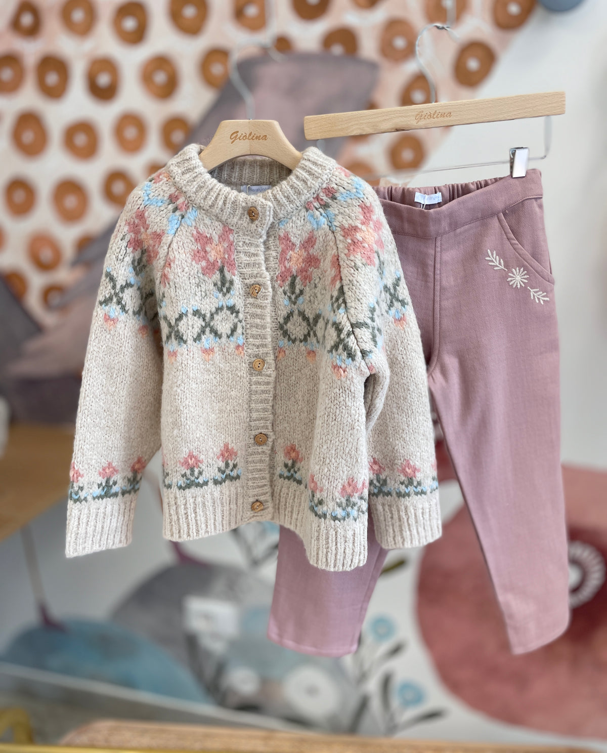 Cardigan tricot , camicia con collettone ricamato e pantalone rosa antico