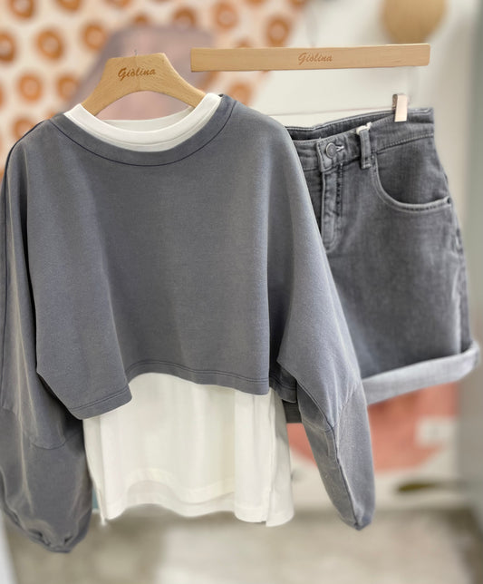 T-Shirt con felpa crop grigia e bermuda denim grigio