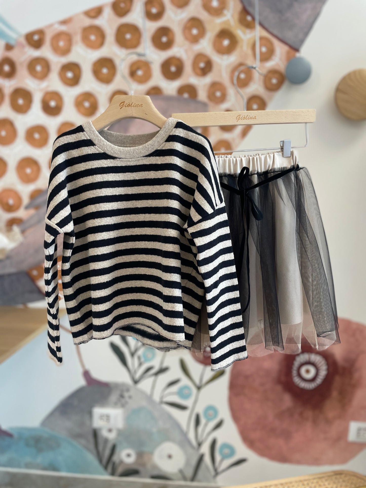 Maglia in caldo cotone rigata e gonna in tulle