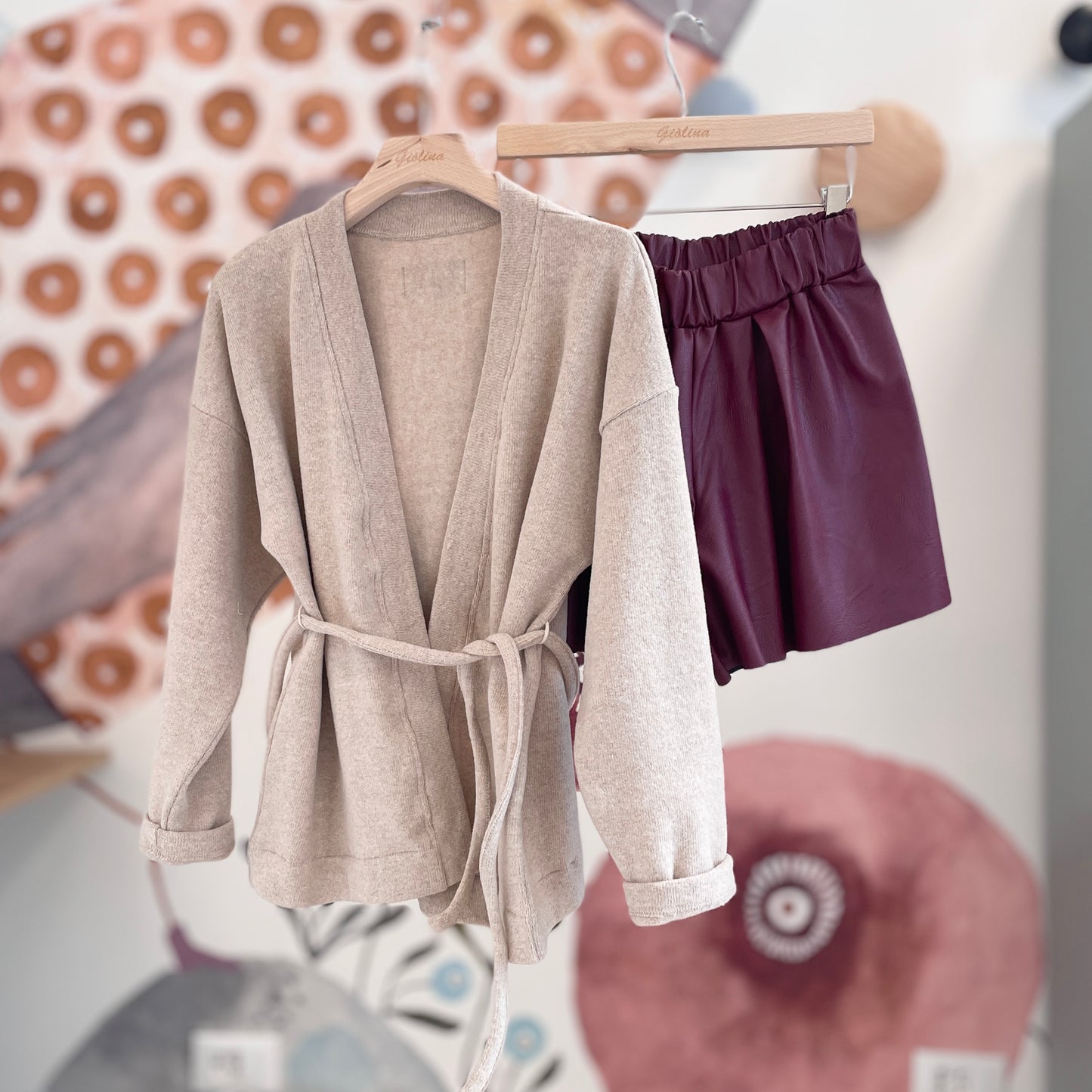 Camicia con colletto bianca e shorts in ecopelle bordeaux con maxi cardigan orzo
