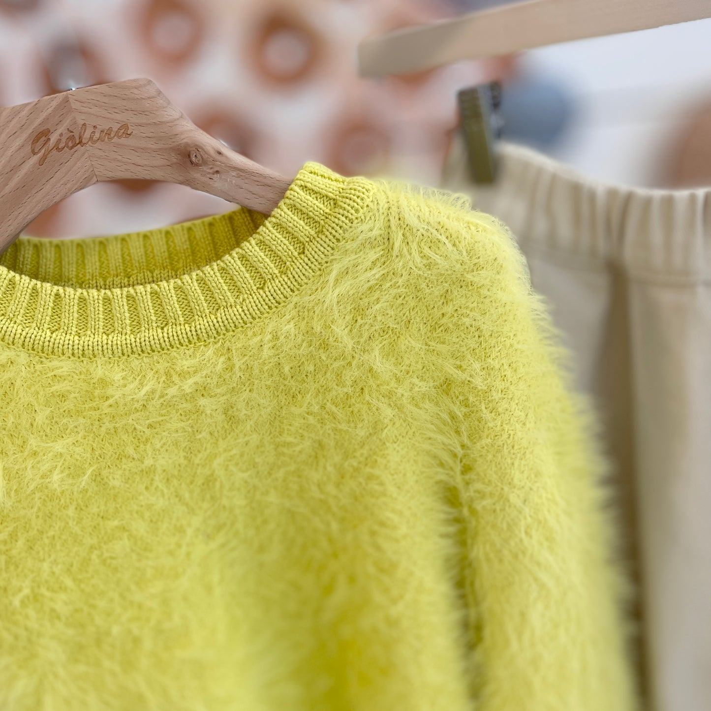 Maglia pelosa con pantalone naturale e giacca
