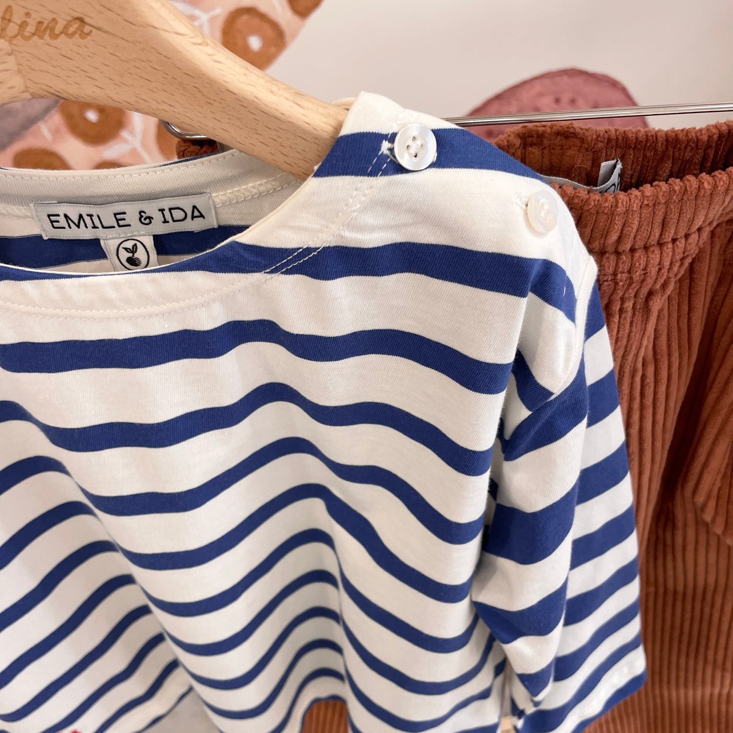 T-shirt rigata con pantalone in velluto costa larga
