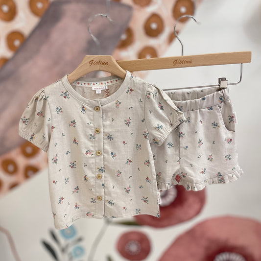 Completo camicia e short in cotone leggero abbinato a cardigan traforato color latte