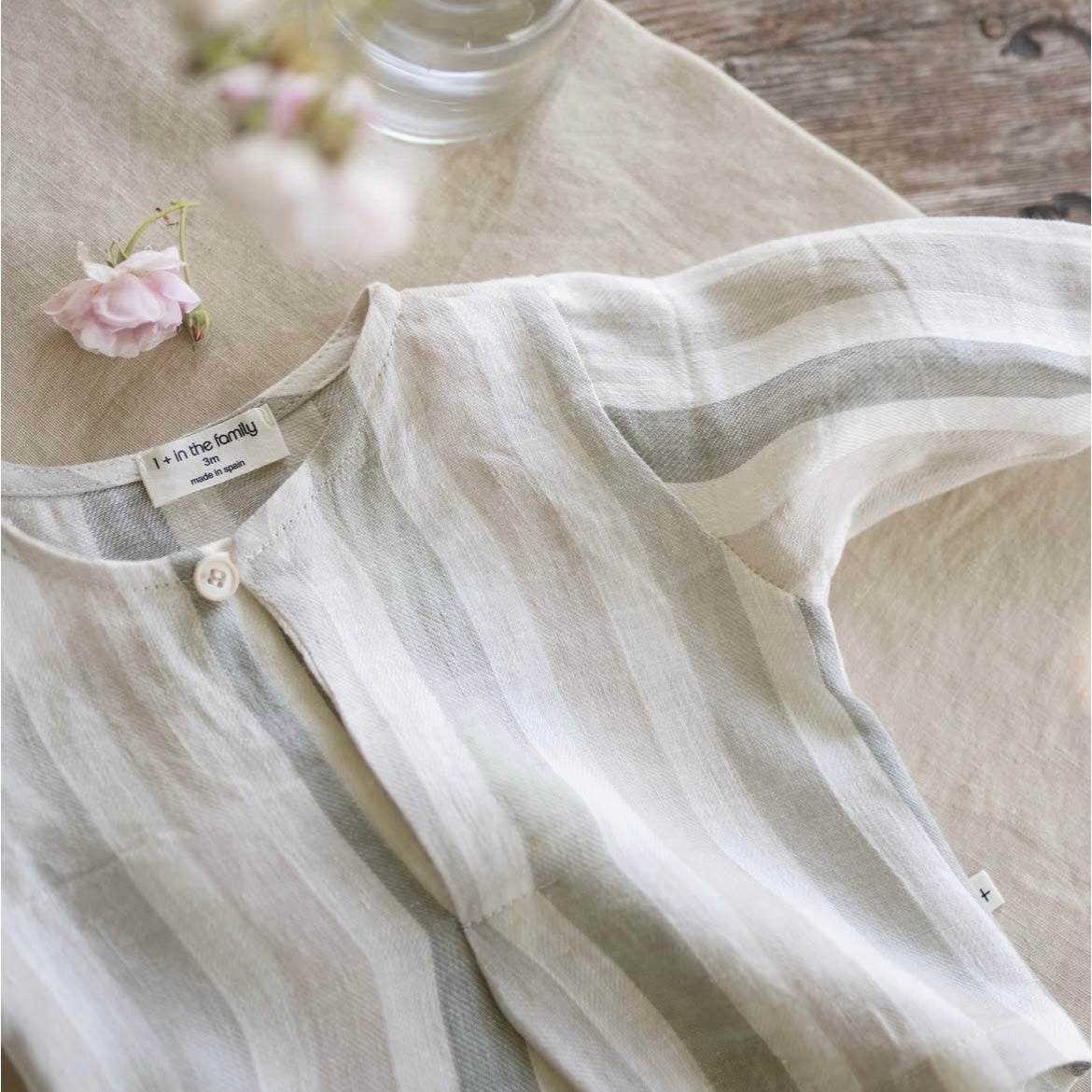 Camicia lino rigata con pantalone bianco