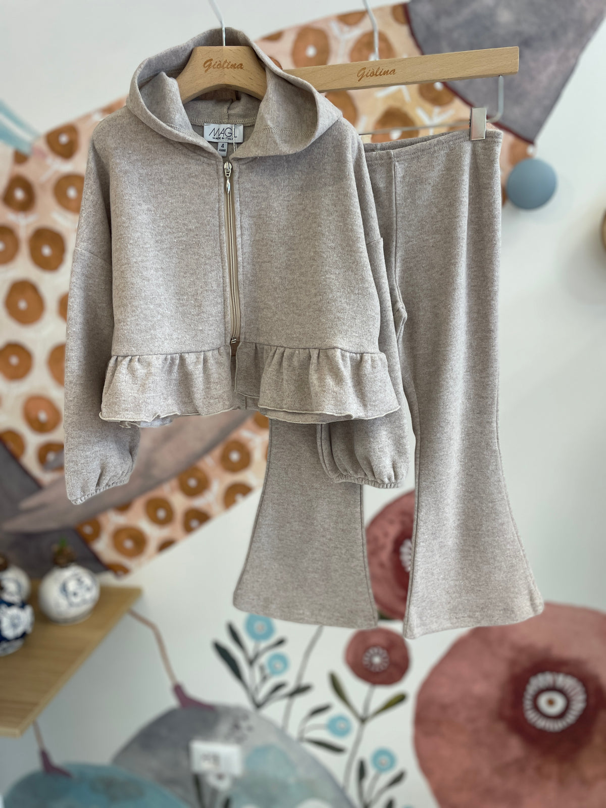 Felpina con balza in cotocashmere con leggings a zampa e t-shirt stampa cerbiatto