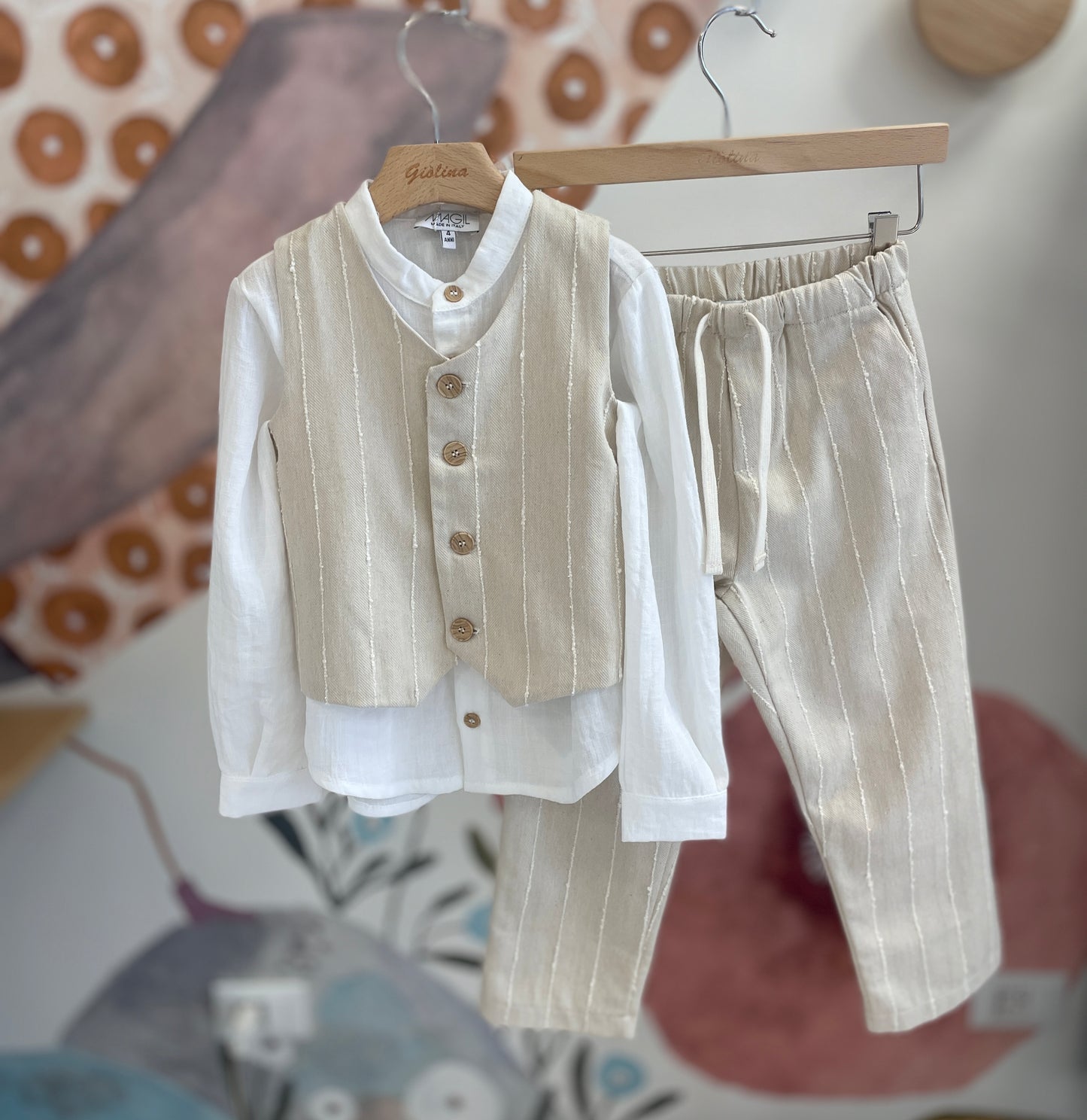 Camicia coreana, gilet e pantalone spigato con coulisse