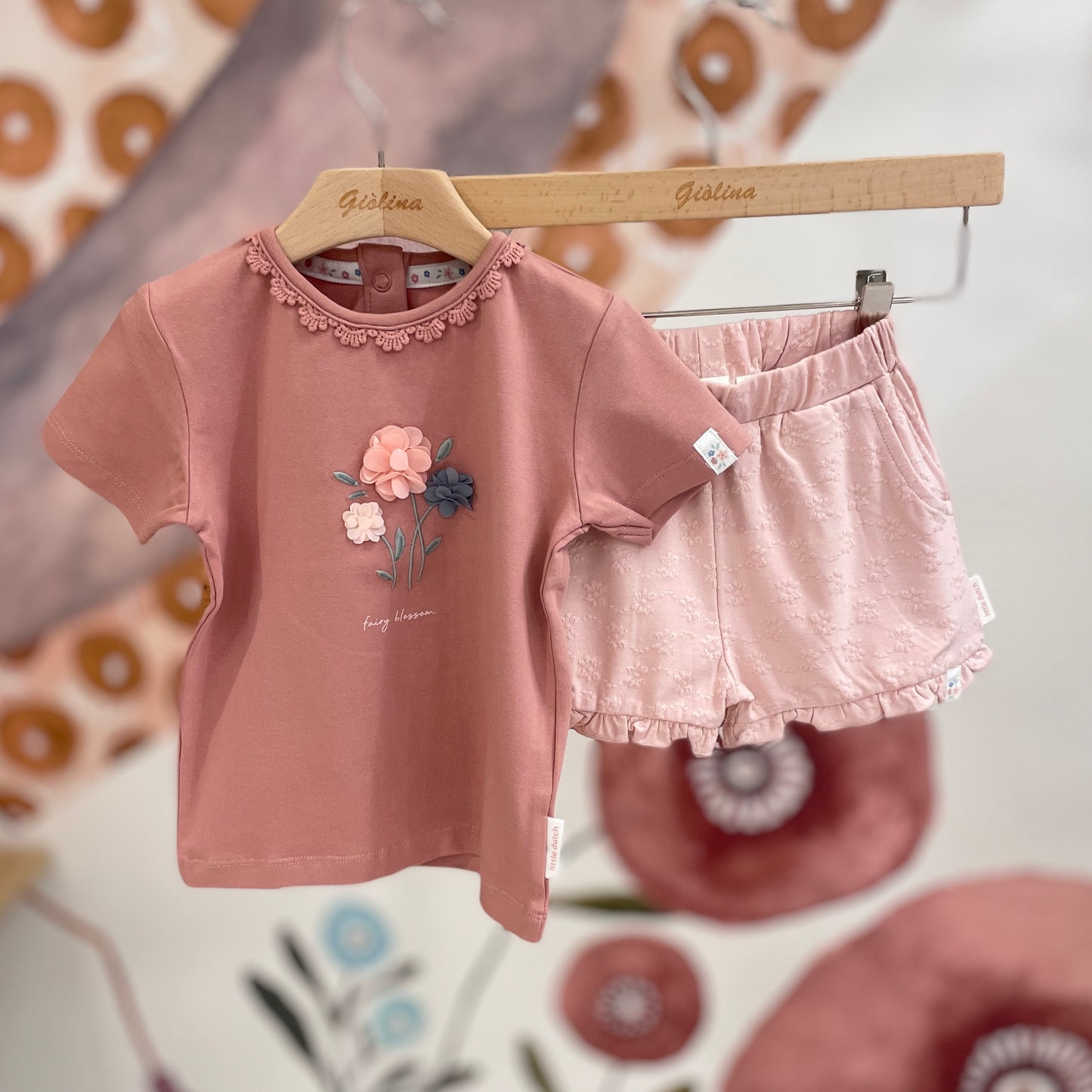 Completo maglia e pantaloncino rosa antico con ricamo in rilievo e maglietta rosa con petali applicati