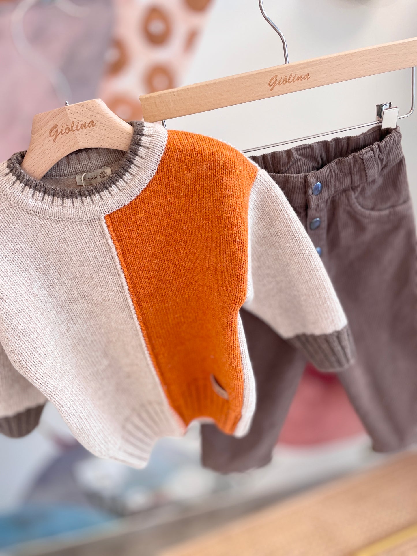 Golf girocollo bicolor con pantalone cacao