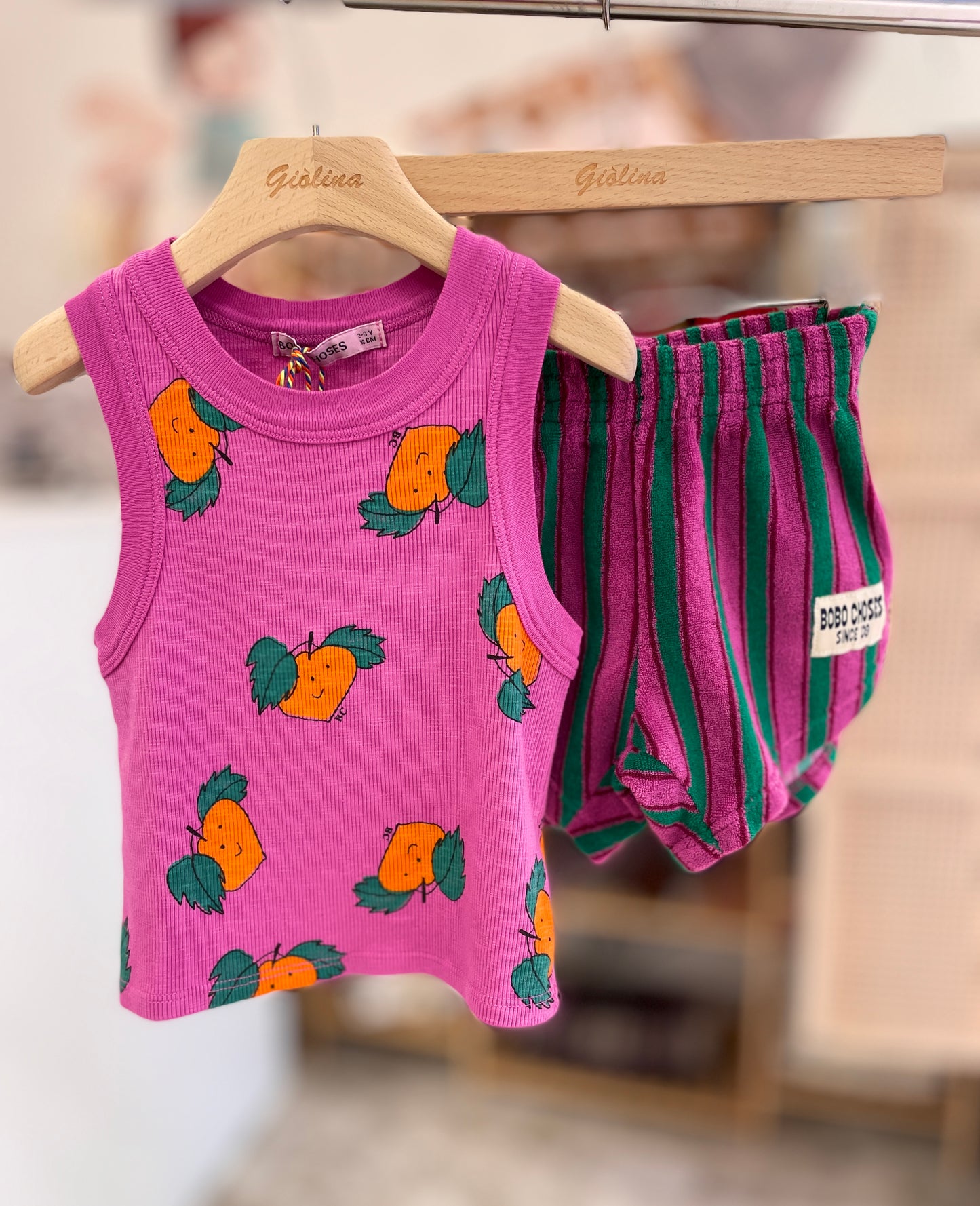 Felpa e top stampa albicocche, pantalone in cotone magenta e calza abbinata