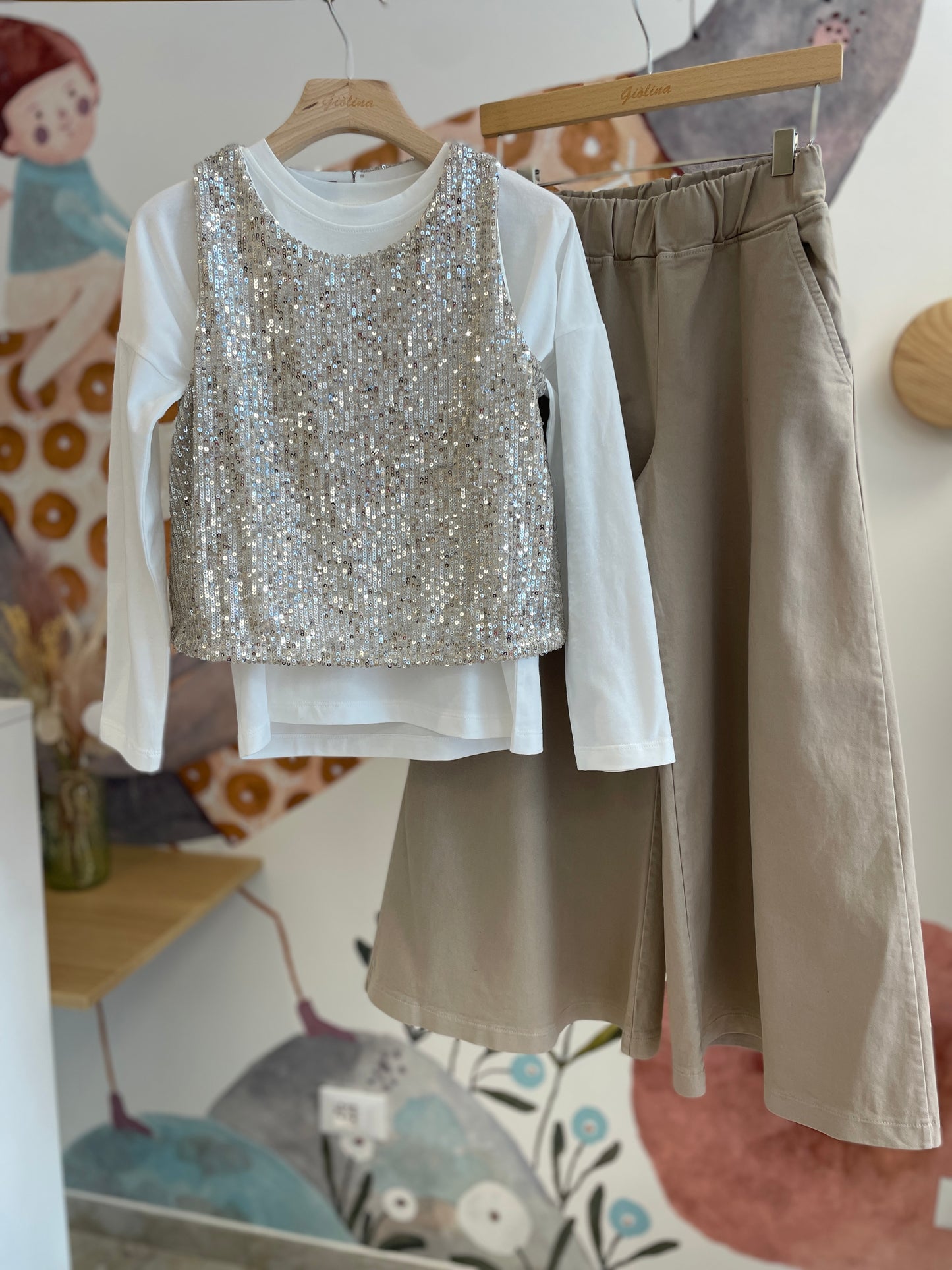 Cardigan, top paillettes, maglia e pantagonna beige