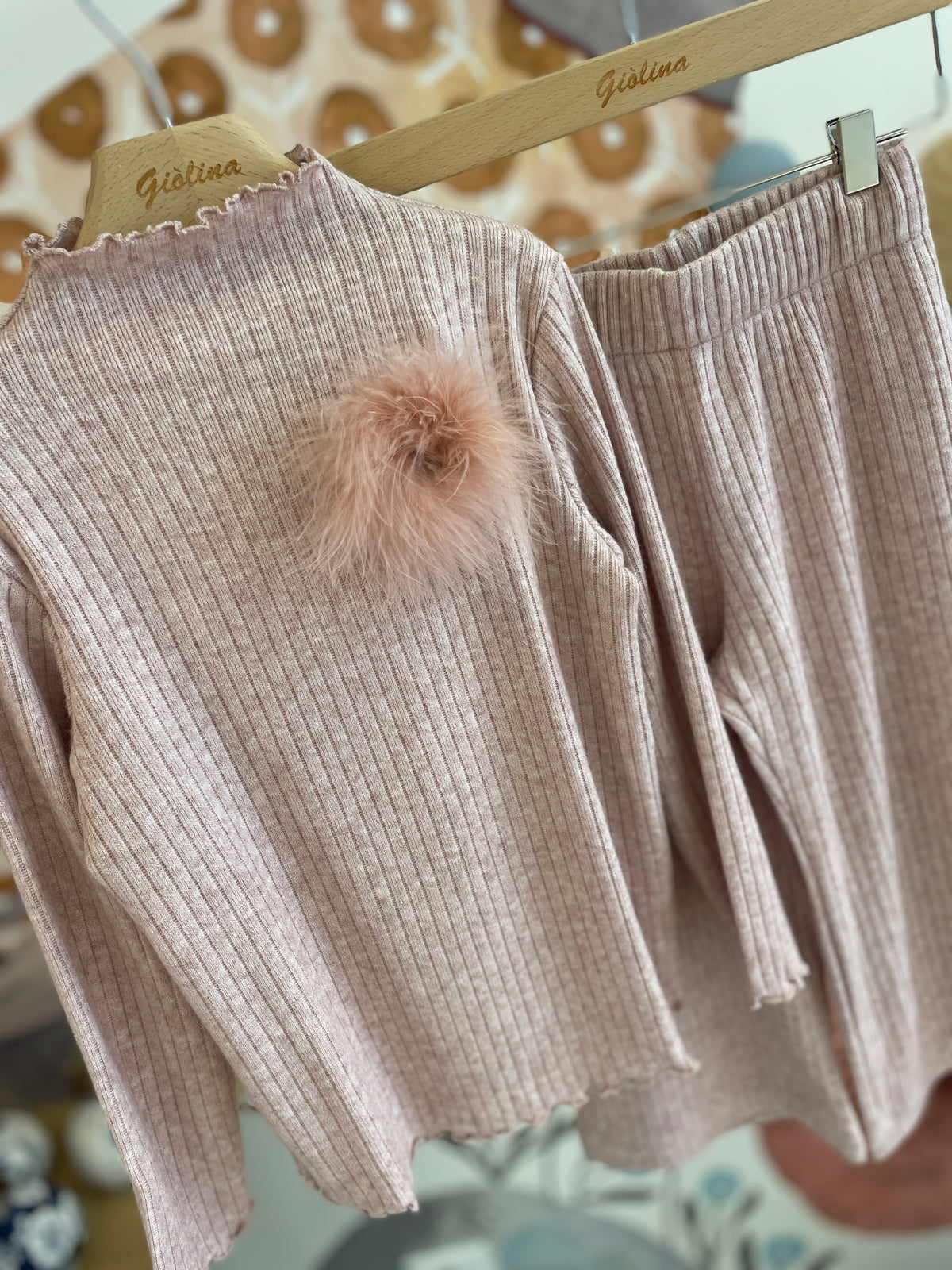 Completo maglina rosa a costine, maglia e pantalone con spilla