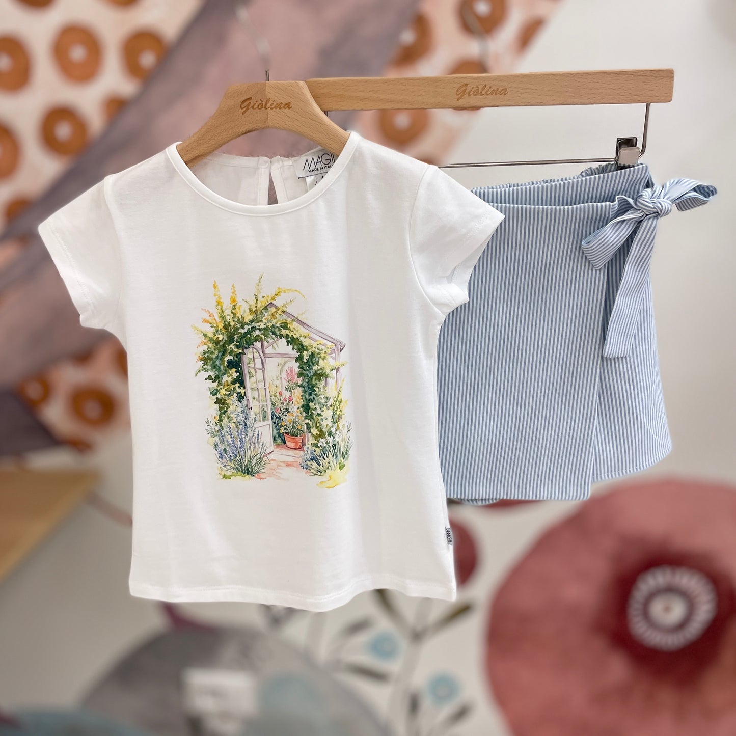 T-shirt basic con profilo azzurro e gonna rigata con fiocco