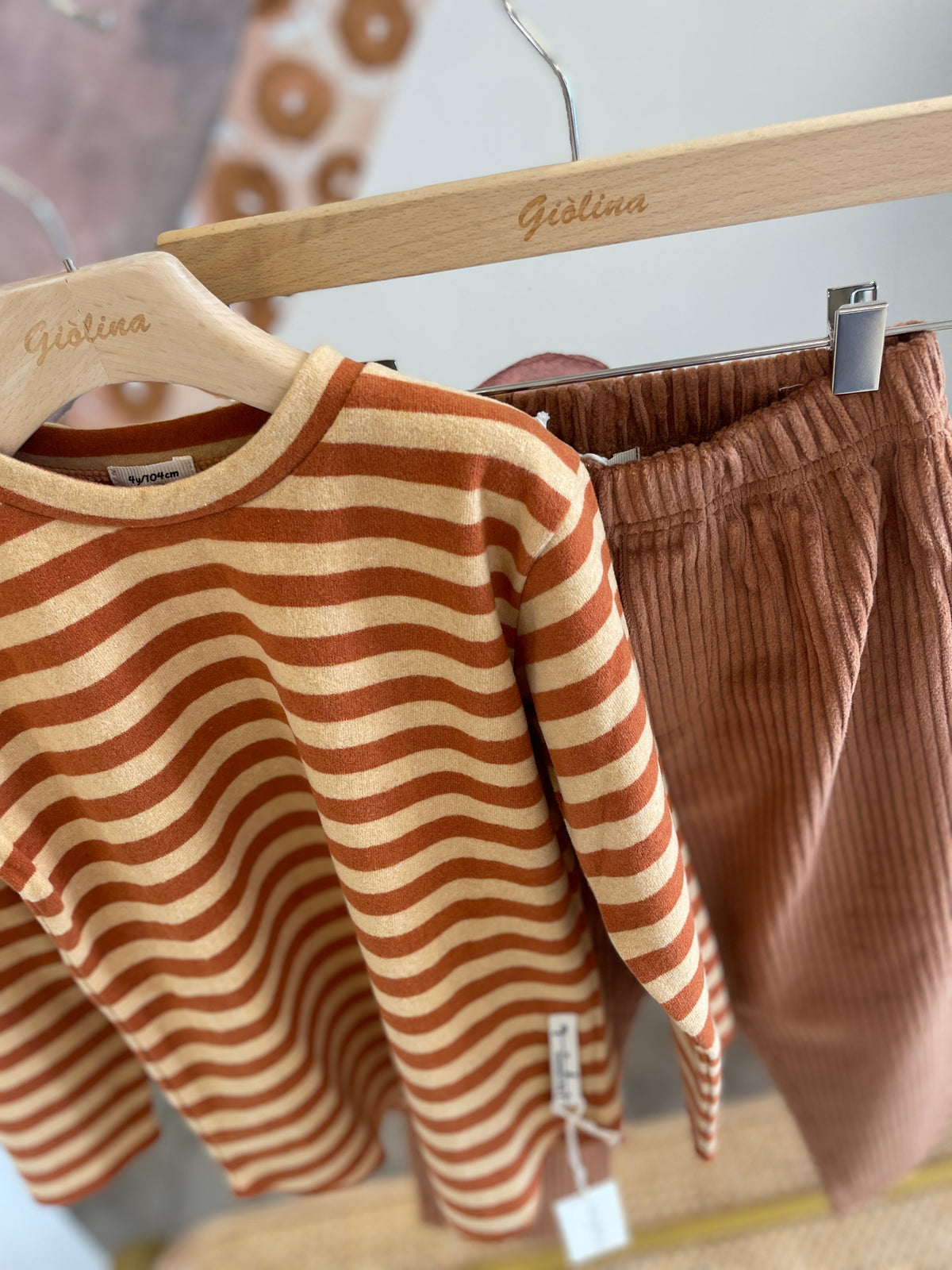 Maglia in caldo cotone rigata panna/antracite e pantalone in velluto a coste biscotto