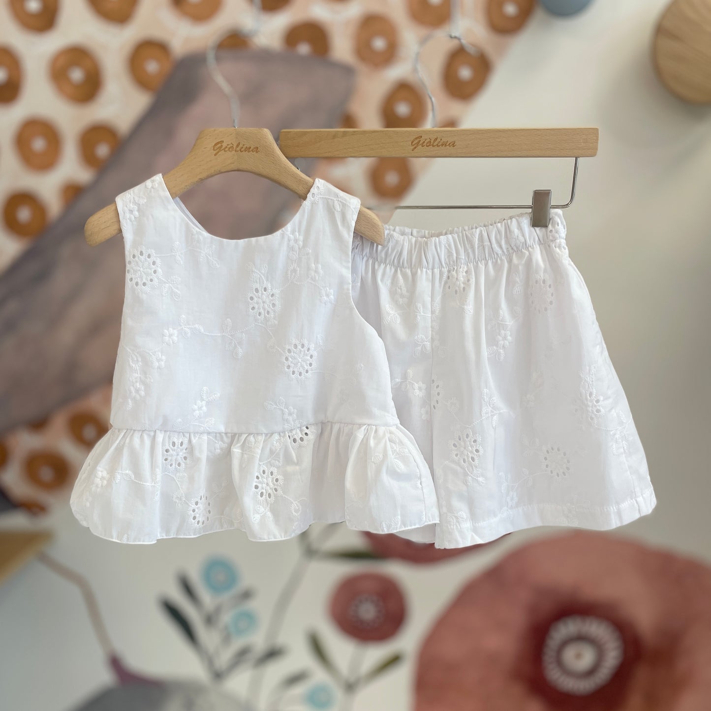 Completo in sangallo top e shorts