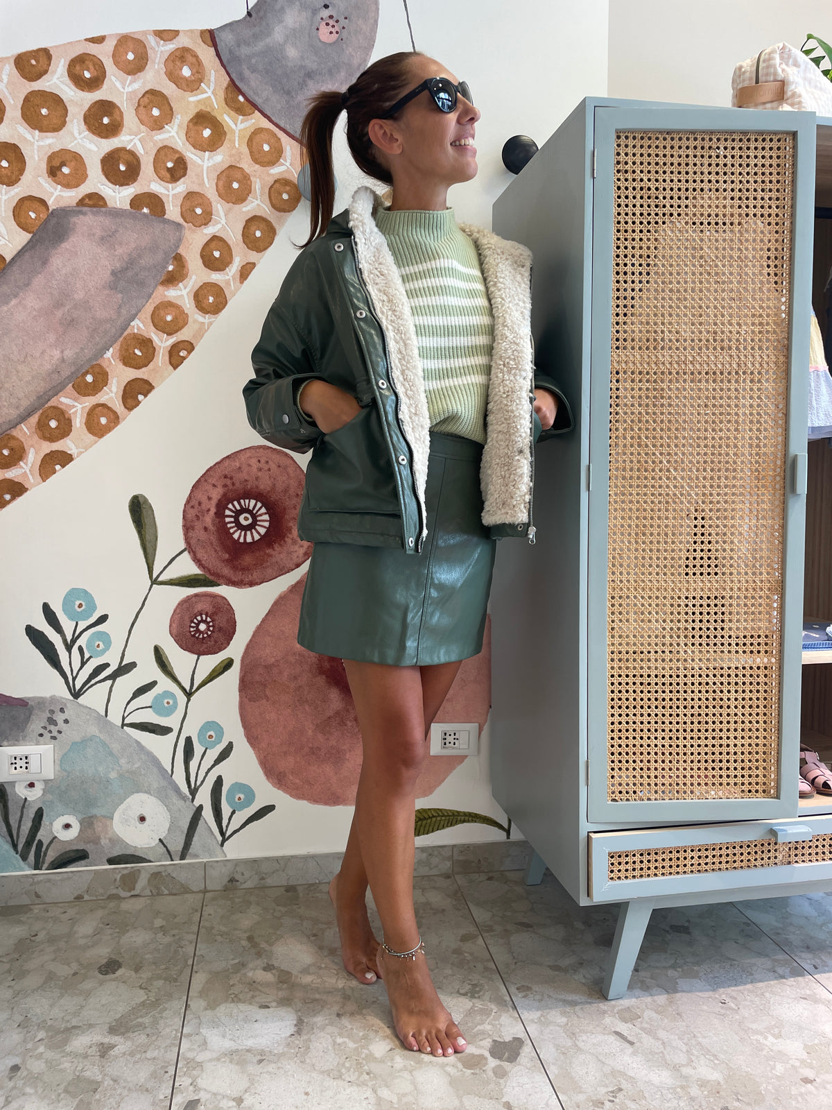 Maglia crop rigata con minigonna ecopelle timo
