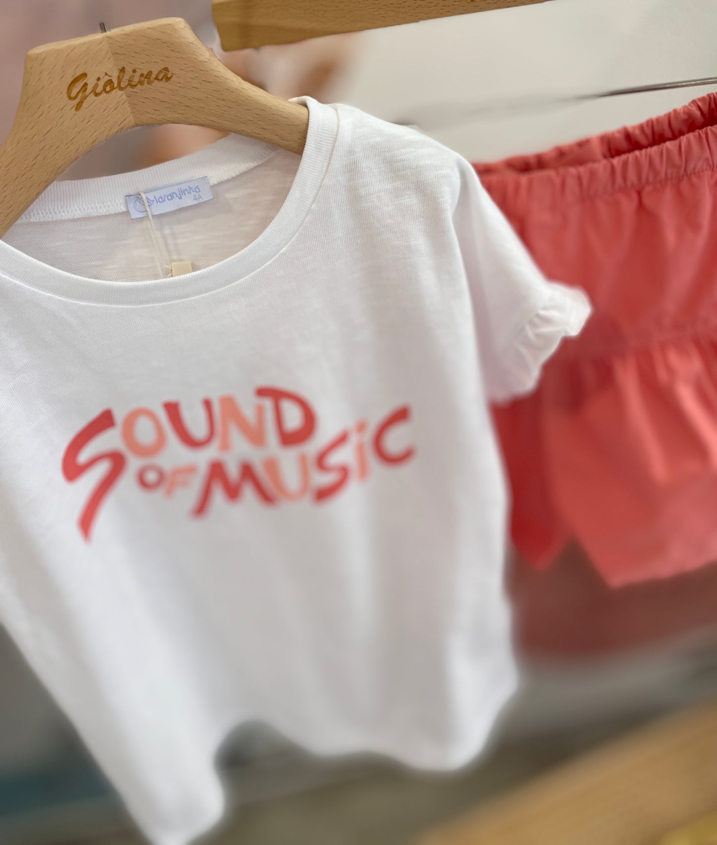 T-shirt “sound of Music “ e shorts arancio
