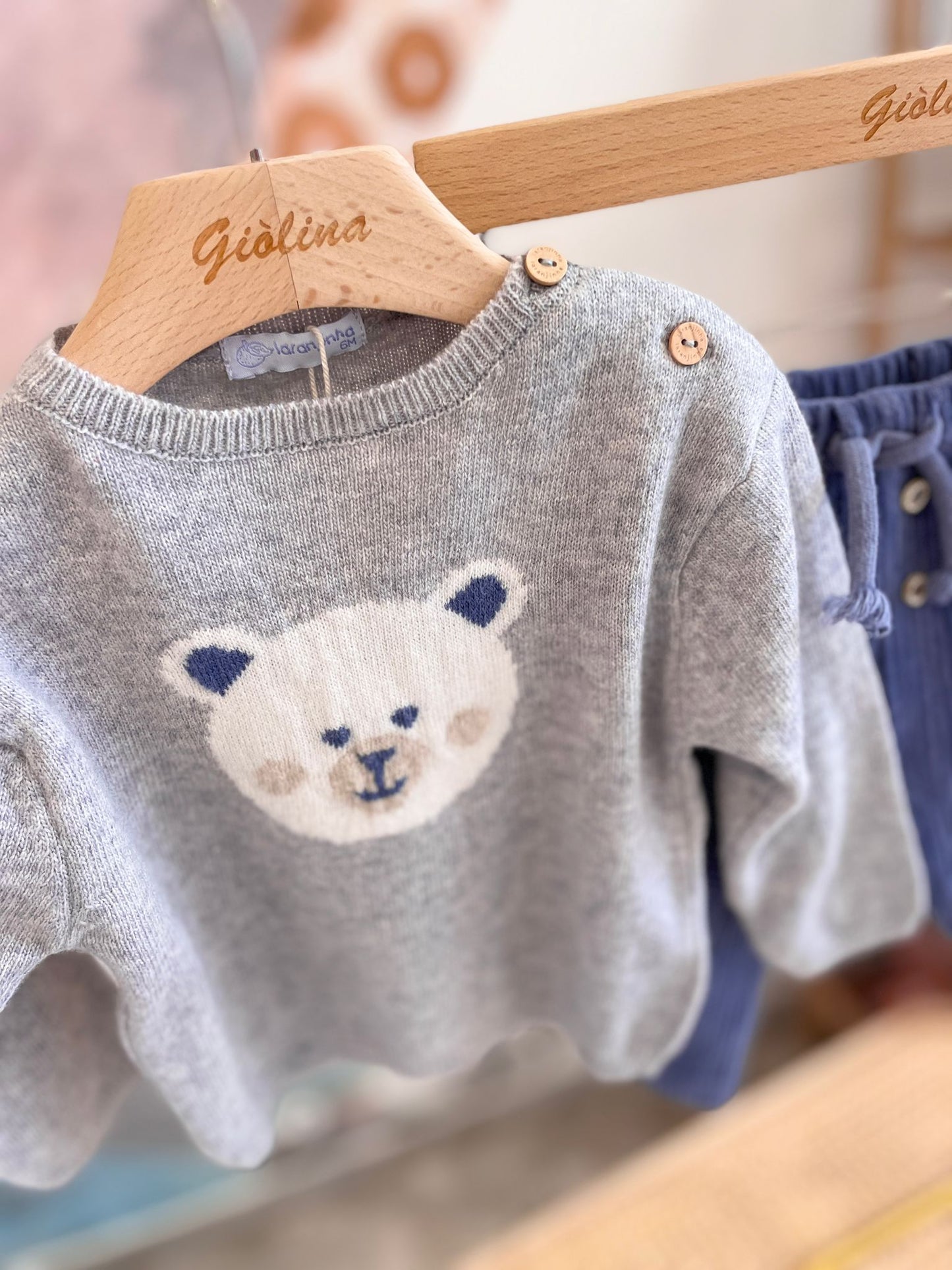 Pullover grigio orsetto e pantalone velluto indaco