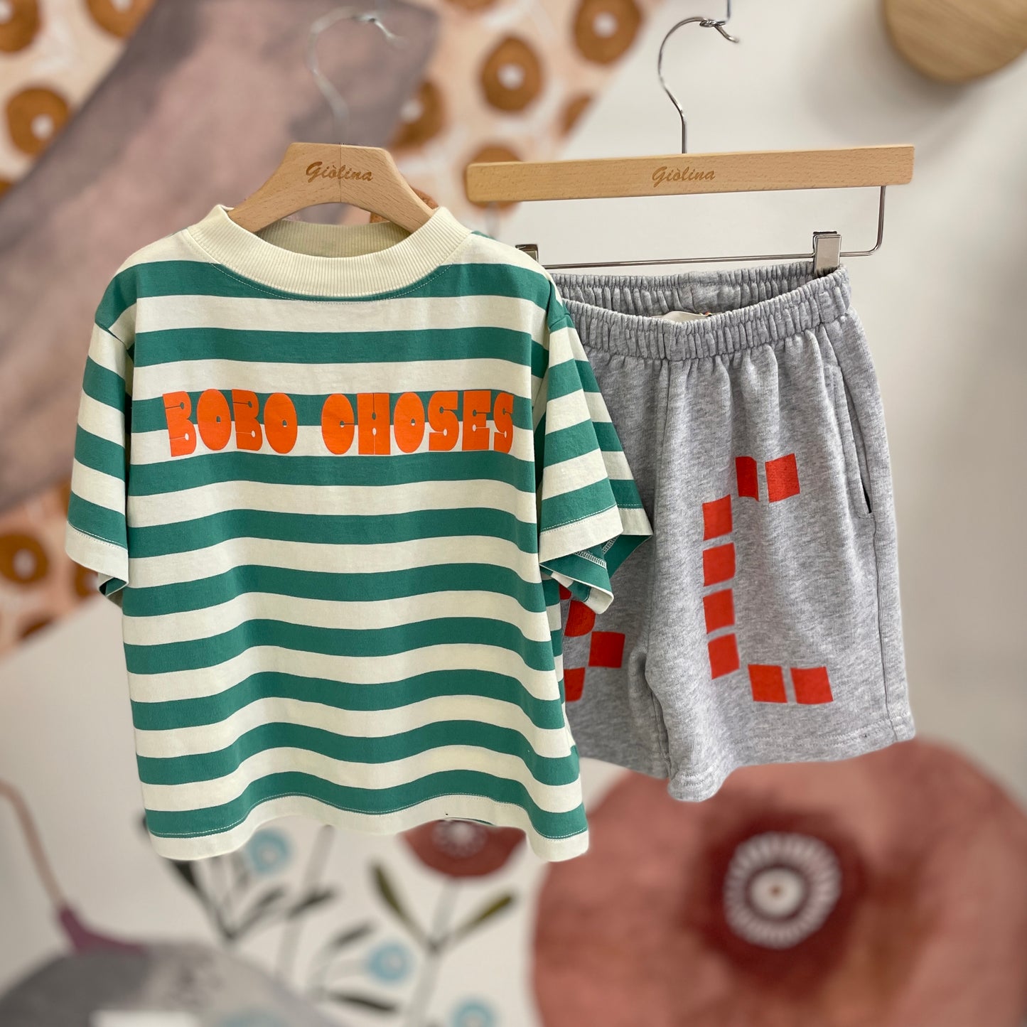 T-shirt rigatalogata e short verde acqua