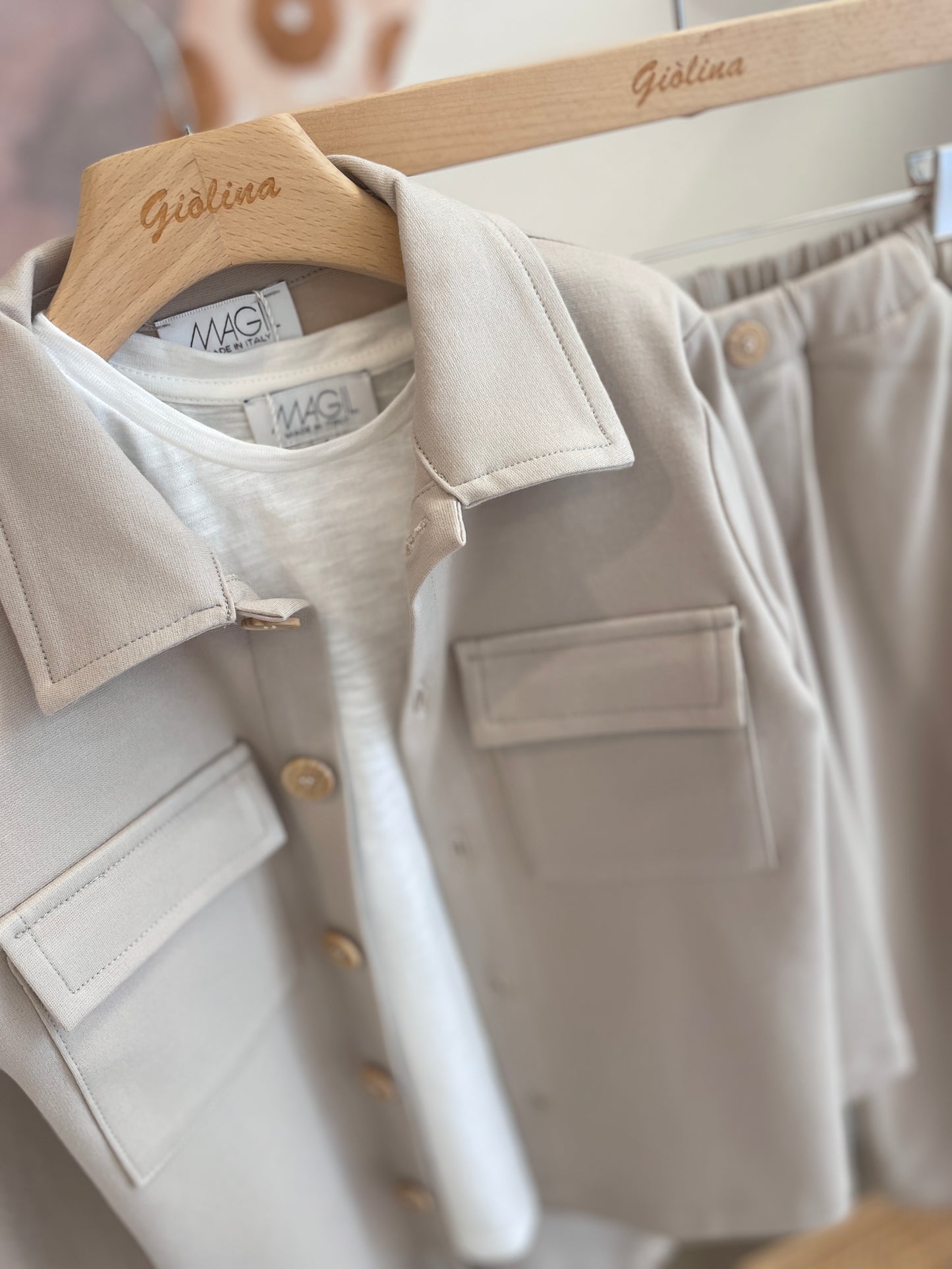 T-shirt logata con giacca a camicia e pantalone beige punto Milano