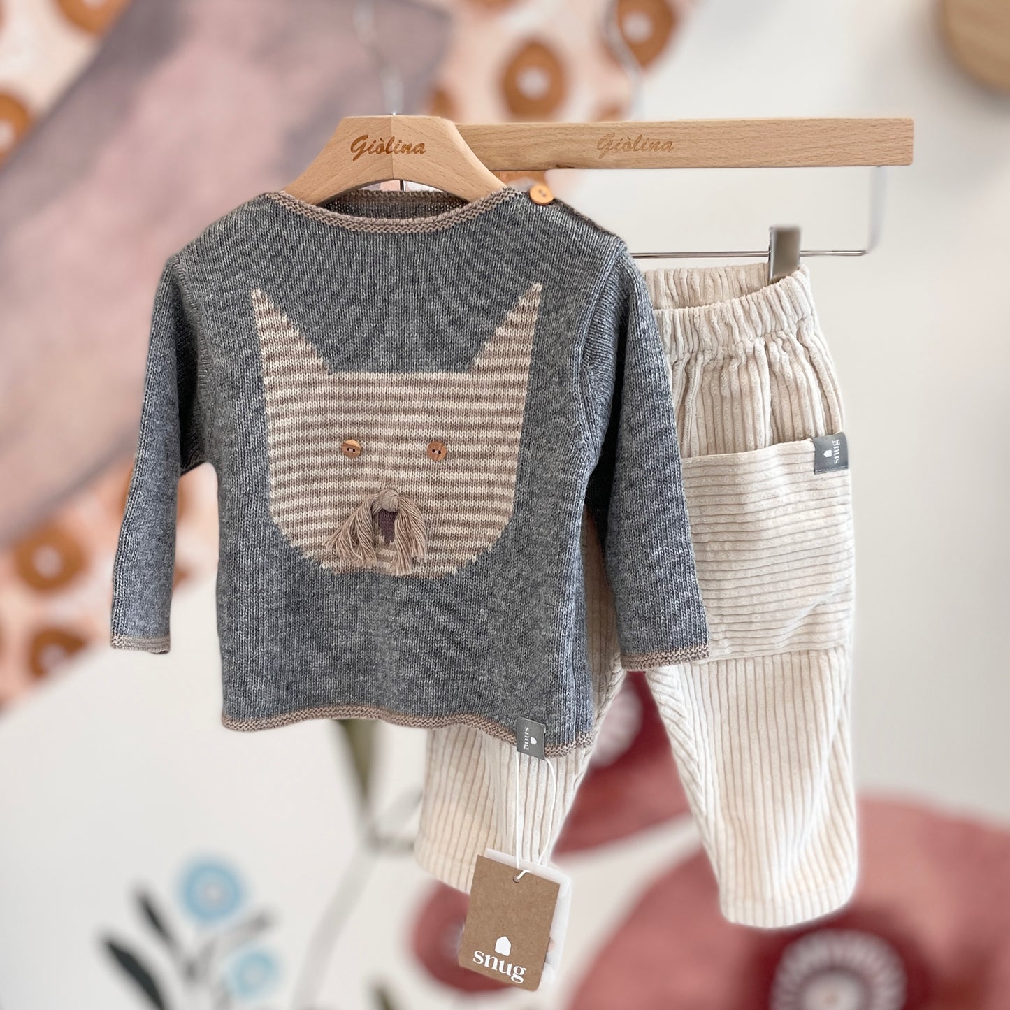 Maglia gattino con pantalone velluto costa larga