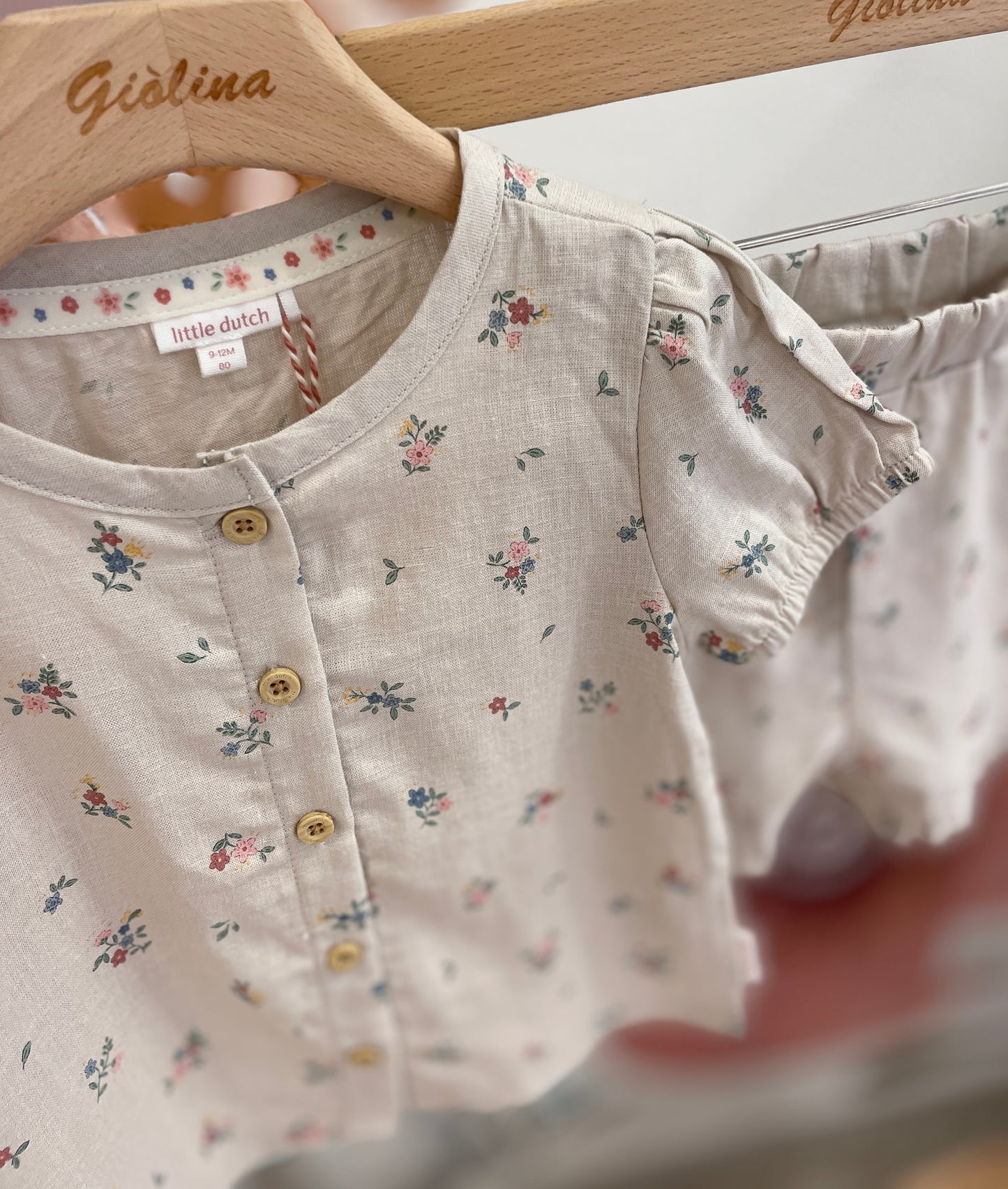Completo camicia e short in cotone leggero abbinato a cardigan traforato color latte