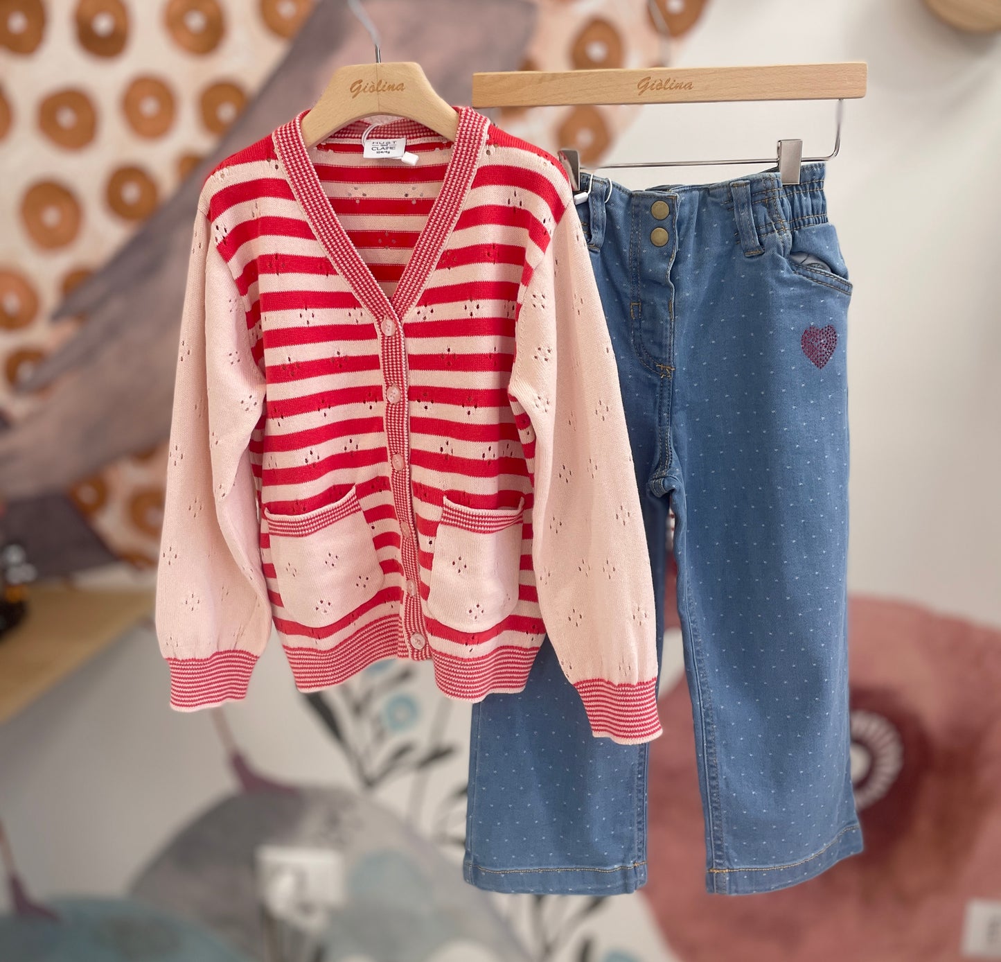 Cardigan con t-shirt stampa cuori e denim pois