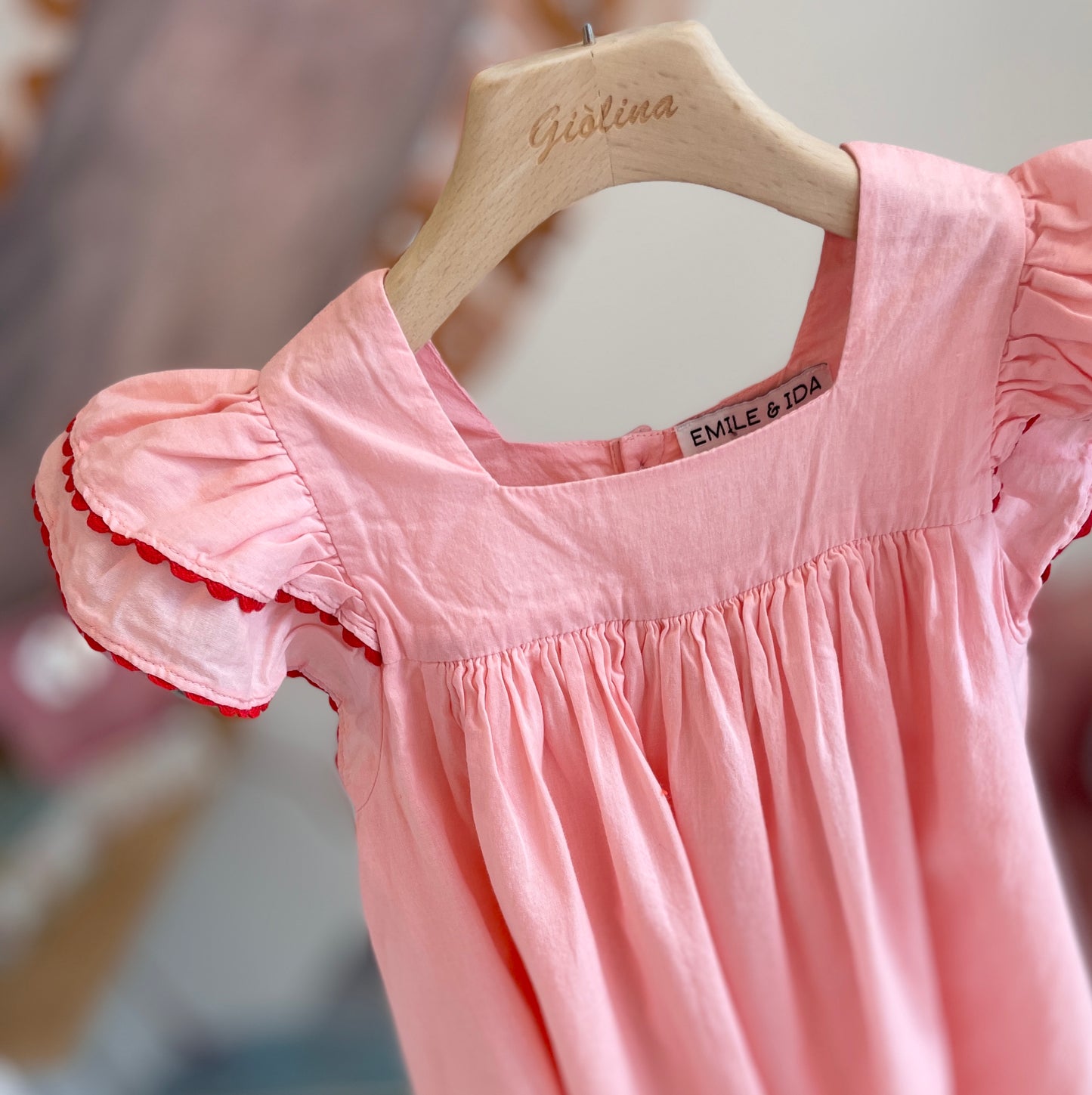 Abito voile rosa con profilo rosso