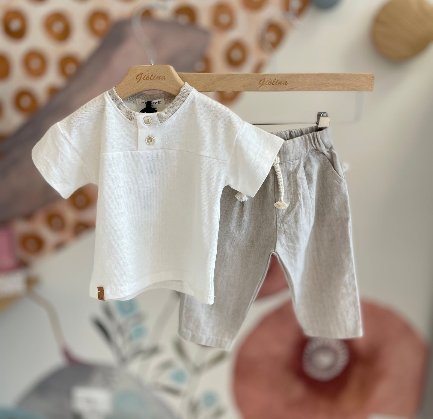 Maglione tricot con t -shirt serafino profilo ecru e pantalone beige