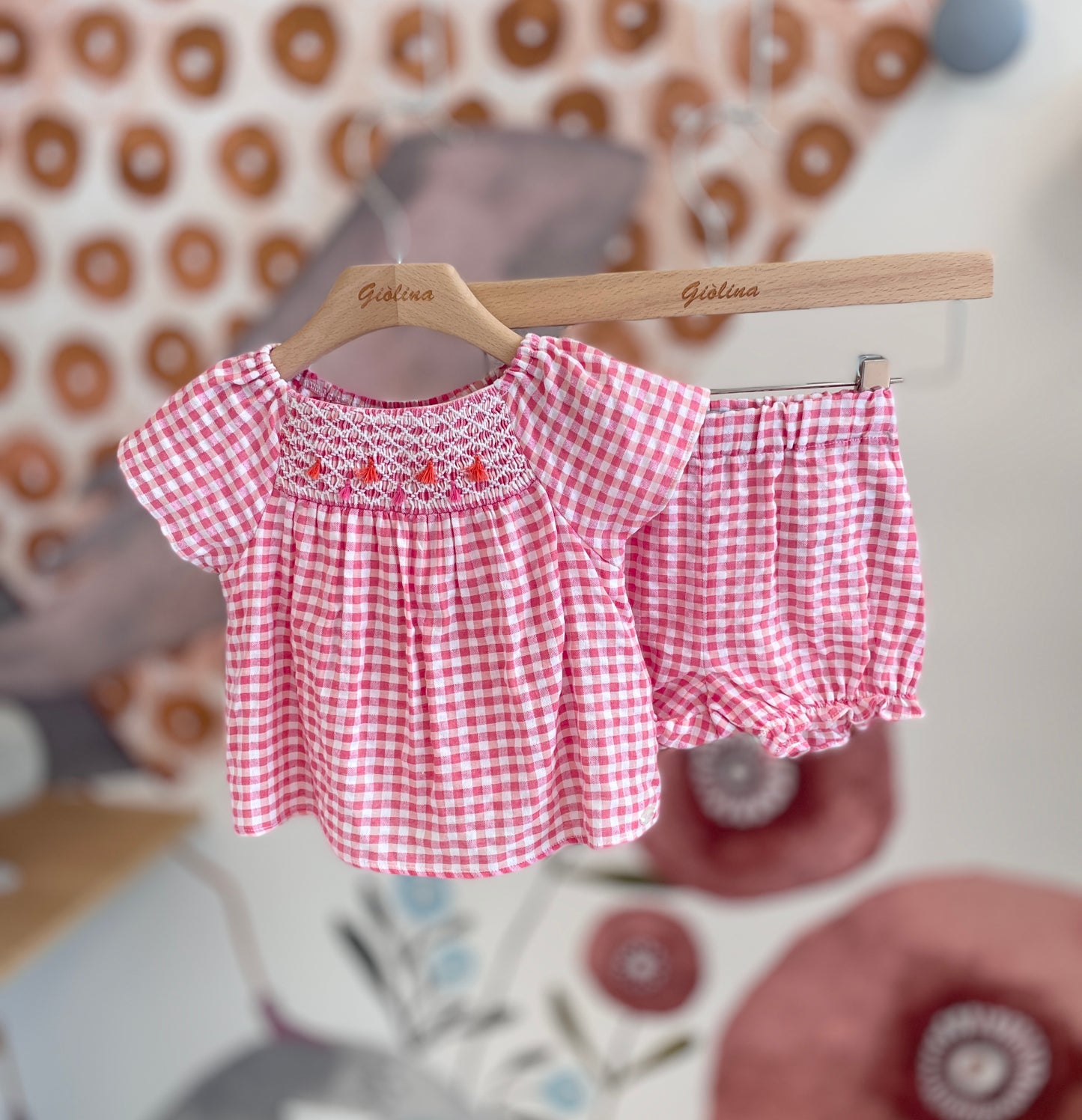 Completino in cotone Vichy rosa e arancio. camicina con punto smock ricamata a mano