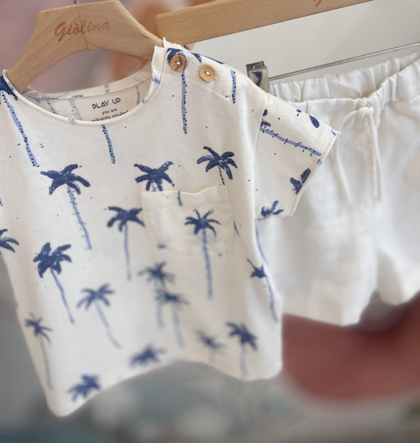 T-shirt stampa palme e shorts in lino panna