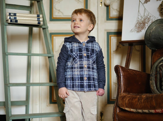 Giacca a camicia quadro con t-shirt stampate e pantalone con tasconi in velluto
