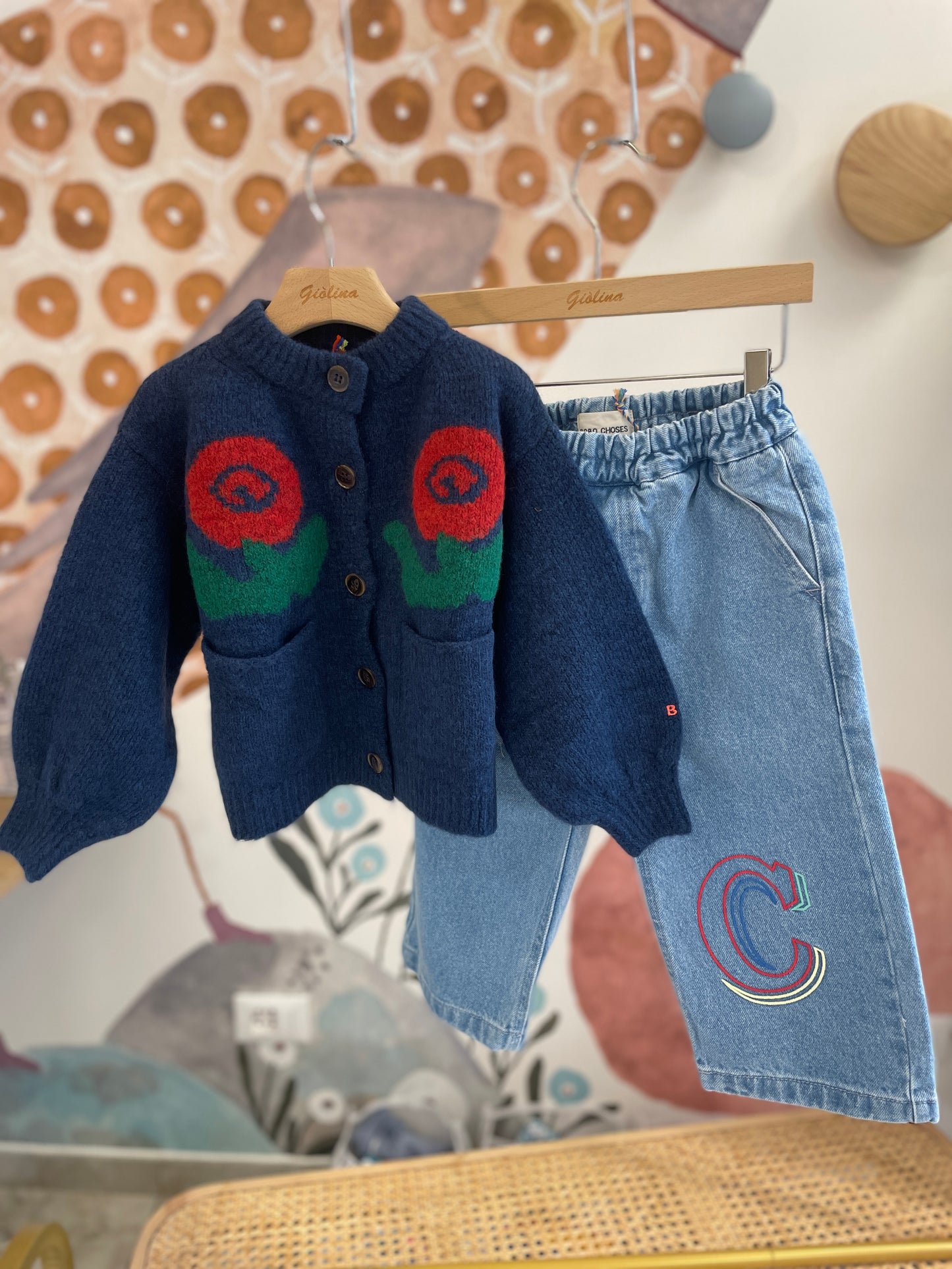 Cardigan con denim e t-shirt manica lunga