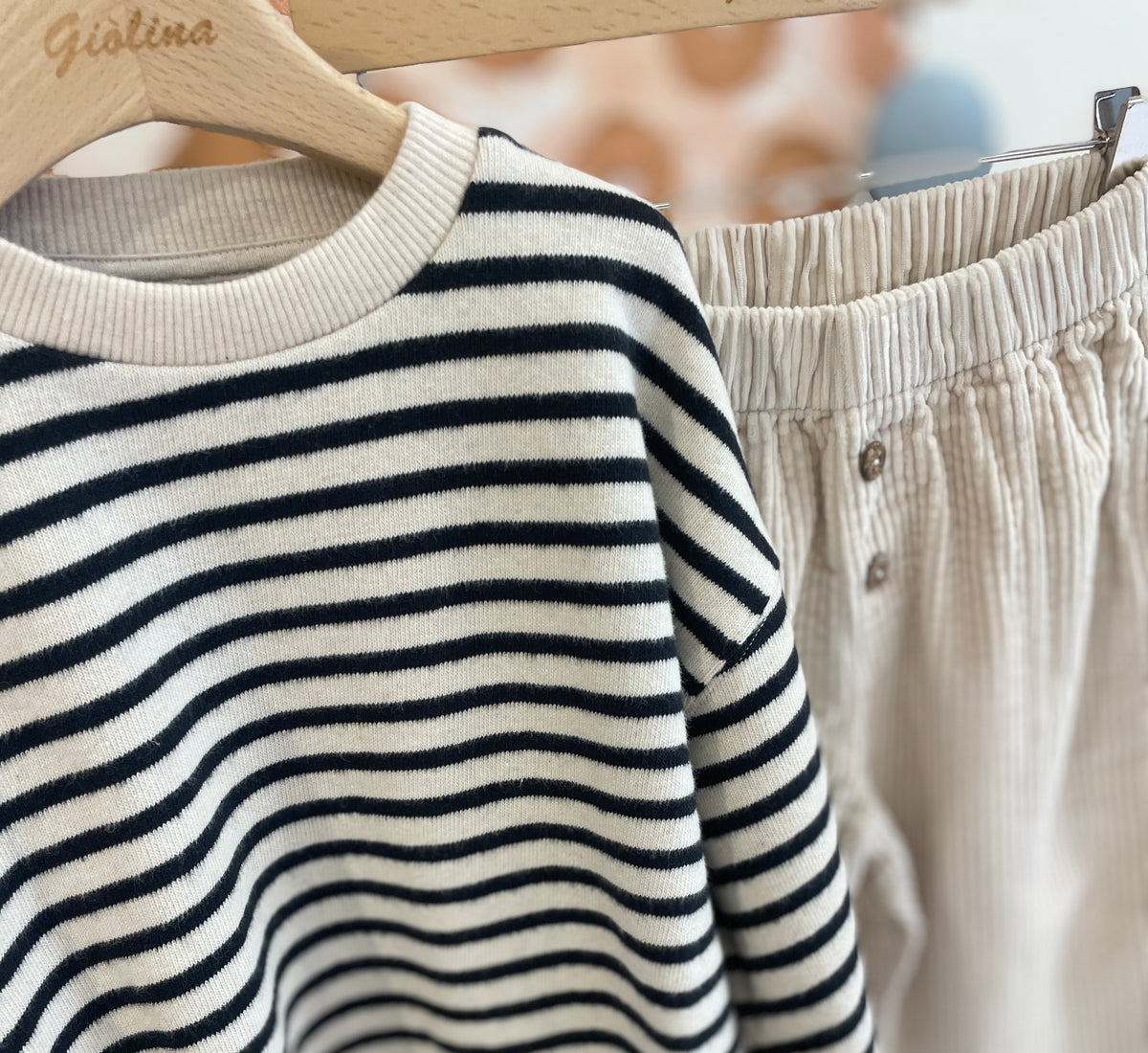 Felpa girocollo rigata e pantalone in velluto panna