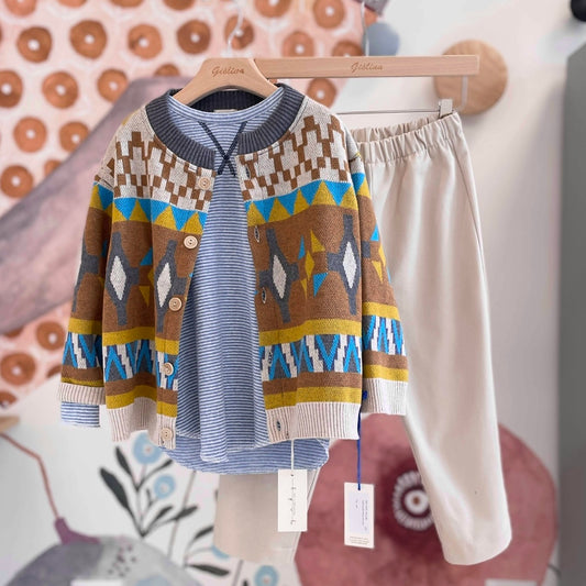 Cardigan con t-shirt rigata azzurra e pantalone beige