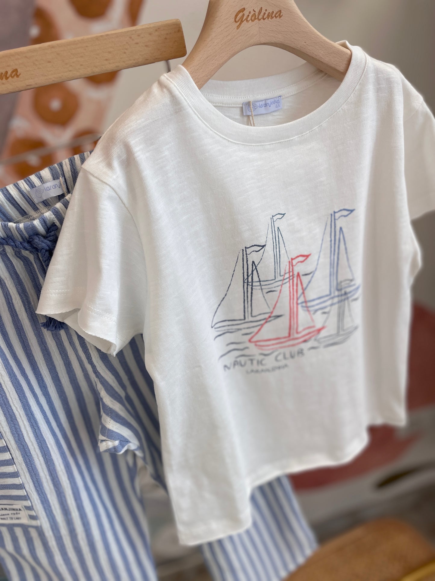 Felpina stampa barchette con t-shirt e pantalone leggero rigato