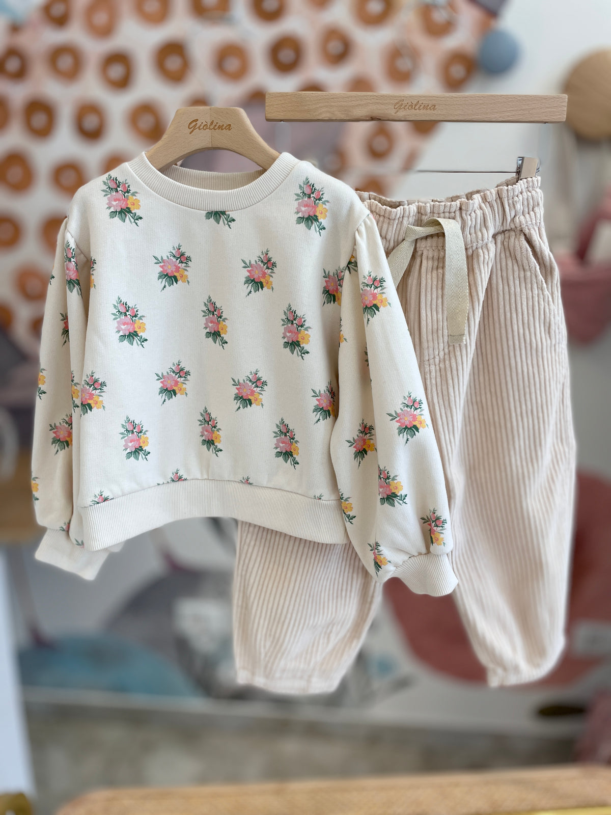 Felpa fiorellini e pantalone in velluto con coulisse