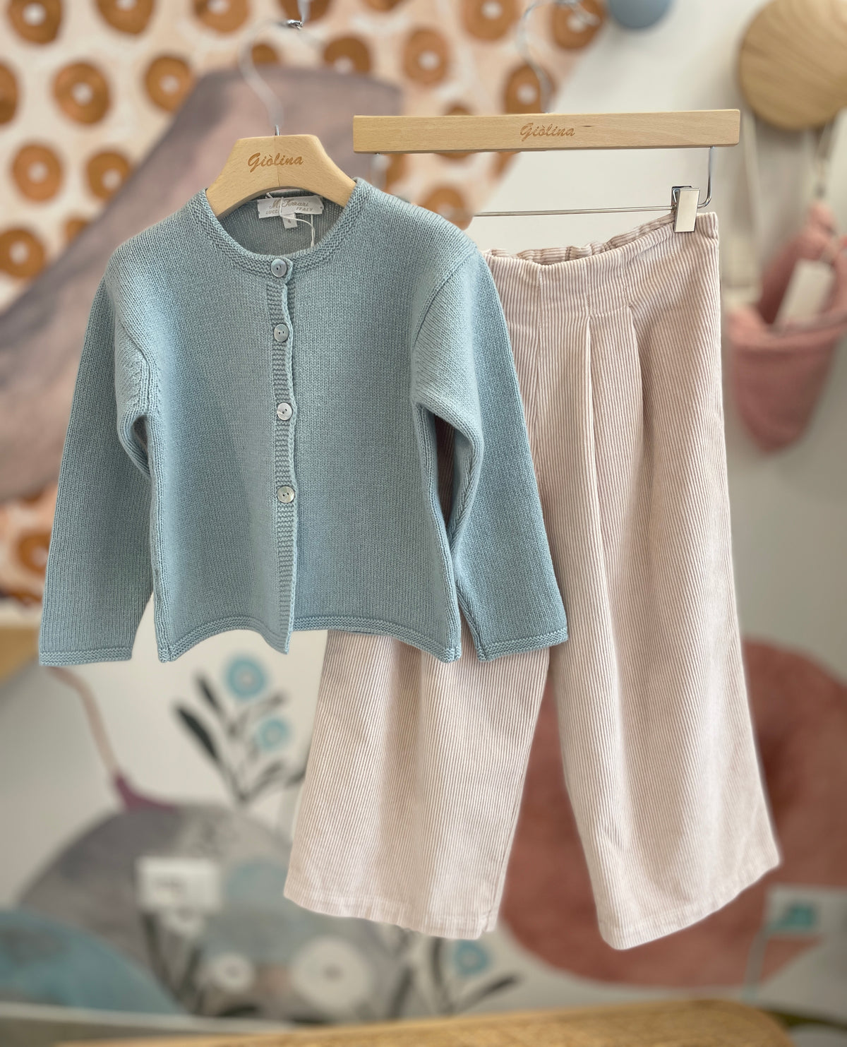 Completo giacchina latte menta  , camicia fiorata e pantalone velluto