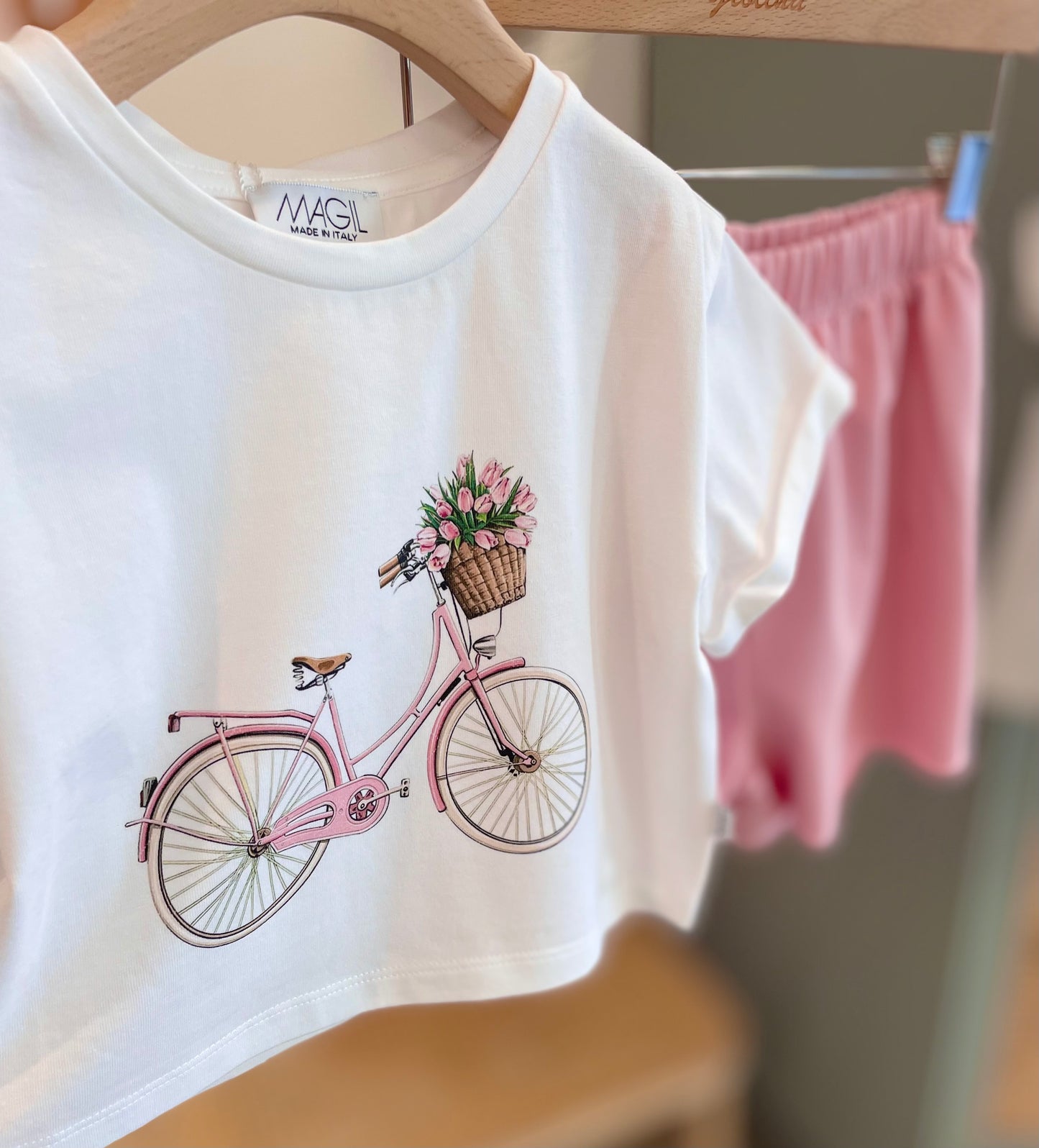 T-shirt bici e macchina con shorts in felpa