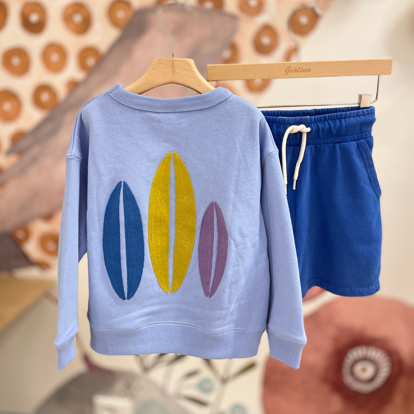 Felpa girocollo azzurra con retro tavole surf t-shirt e bermuda bluette