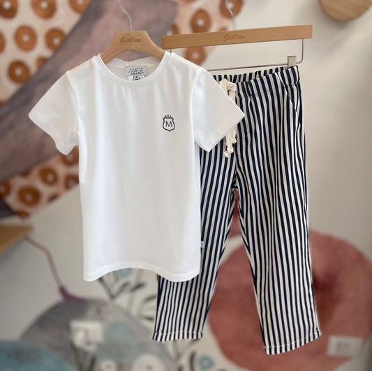 T-shirt logata blu con pantalone gessato blu