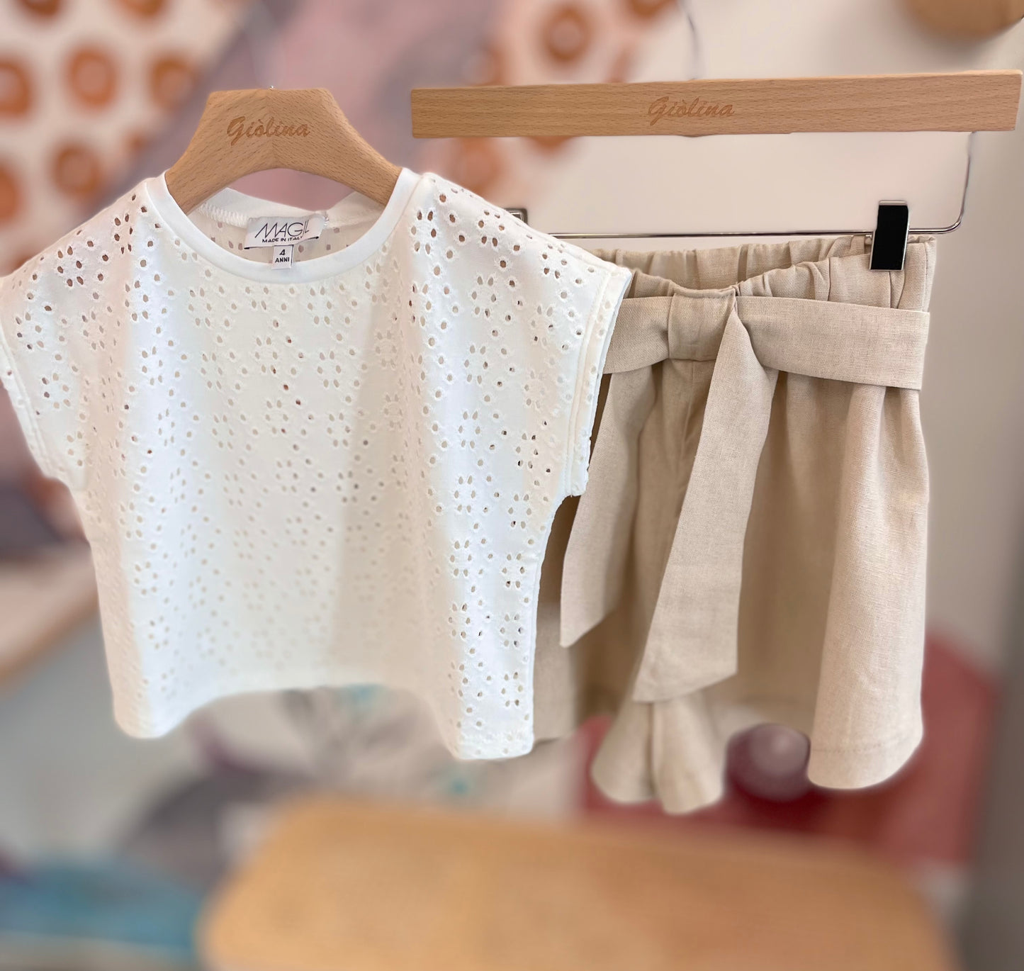 T-shirt traforata con shorts sabbia