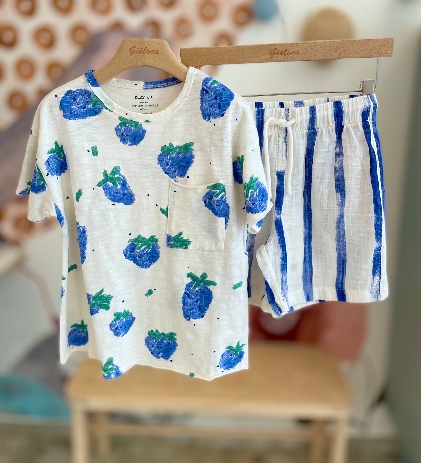 T-shirt stampa fragole blu e bermuda