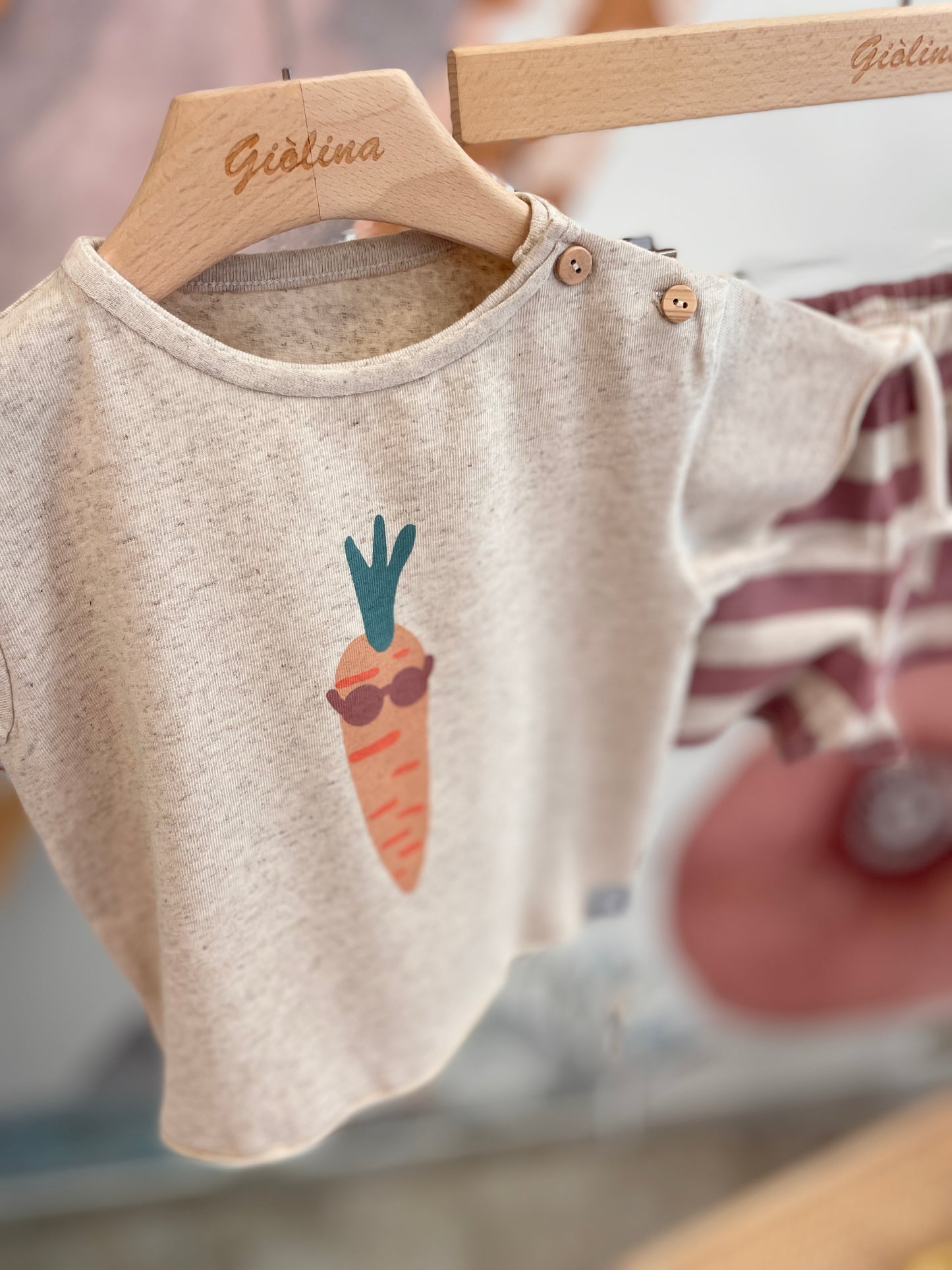 T-shirt carota con shorts in felpa rigato terracotta