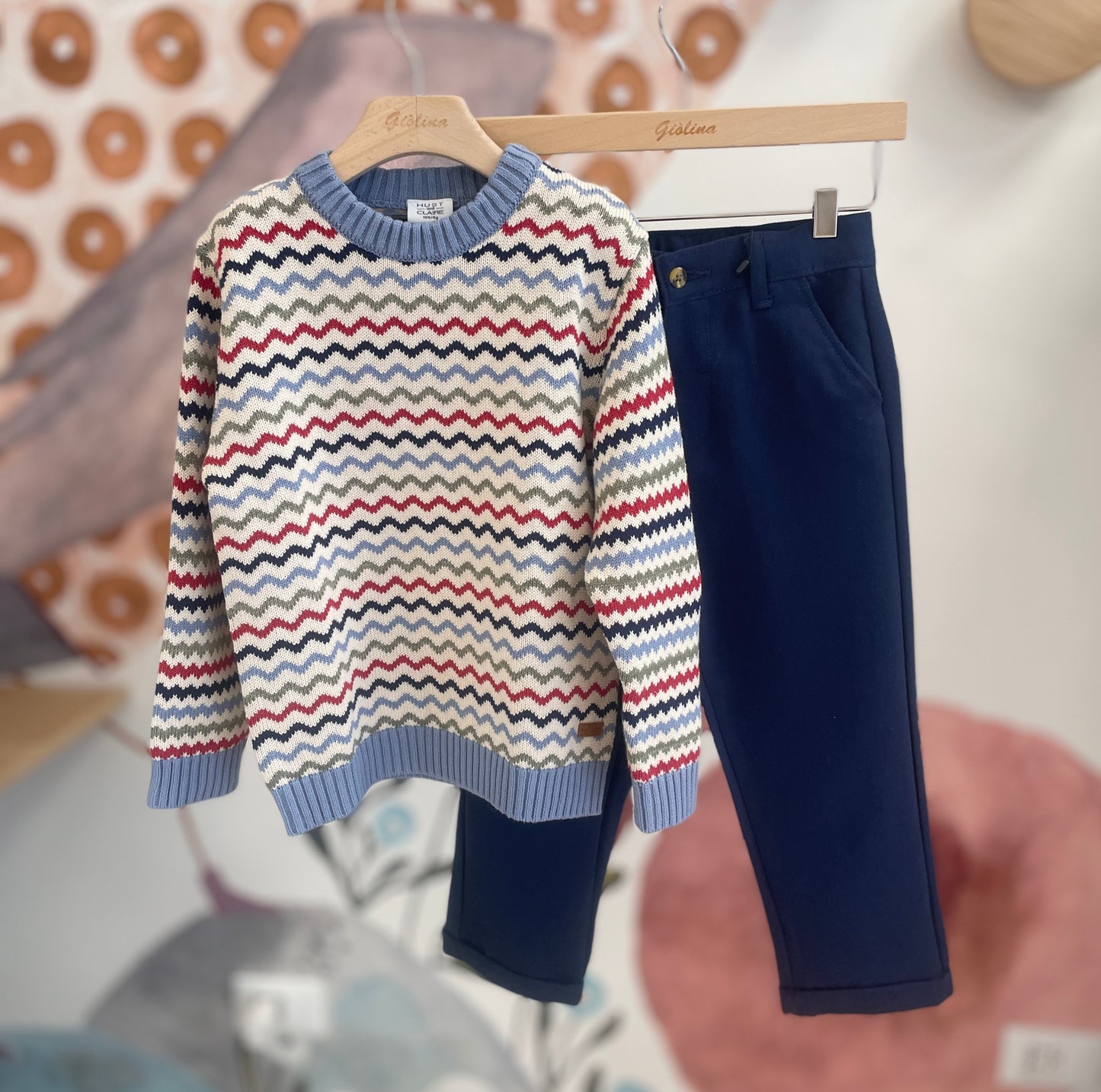 Maglia girocollo multicolor con pantalone blu bi stretch